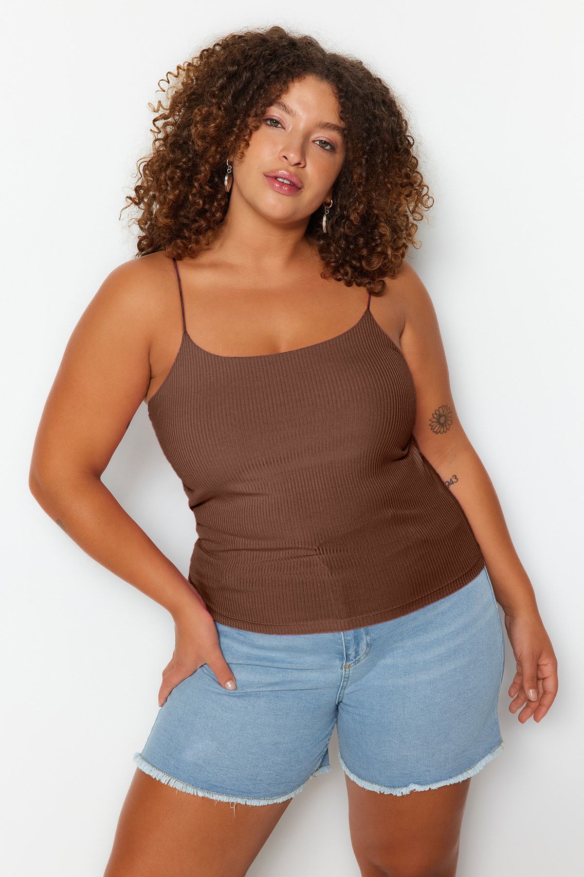 Trendyol Curve Brązowa Bluzka Z Krótkim Rękawem Typu Spaghetti, Prążkowana, Dzianinowa, W Dużym Rozmiarze Tbbss23af00013 Kobieta - 6XL