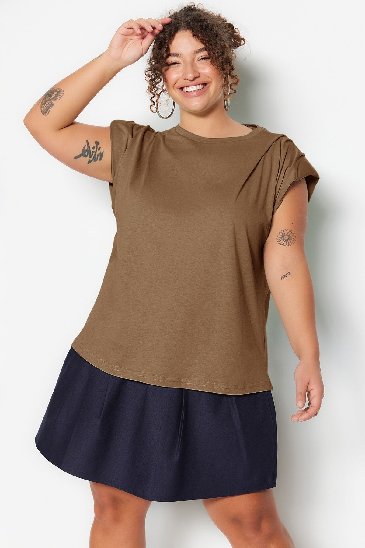 Trendyol Curve Bluzka Z Okrągłym Dekoltem W Kolorze Camelowym W Dużych Rozmiarach, 100% Bawełny - Tbbss23af00053 Kobieta - 3XL