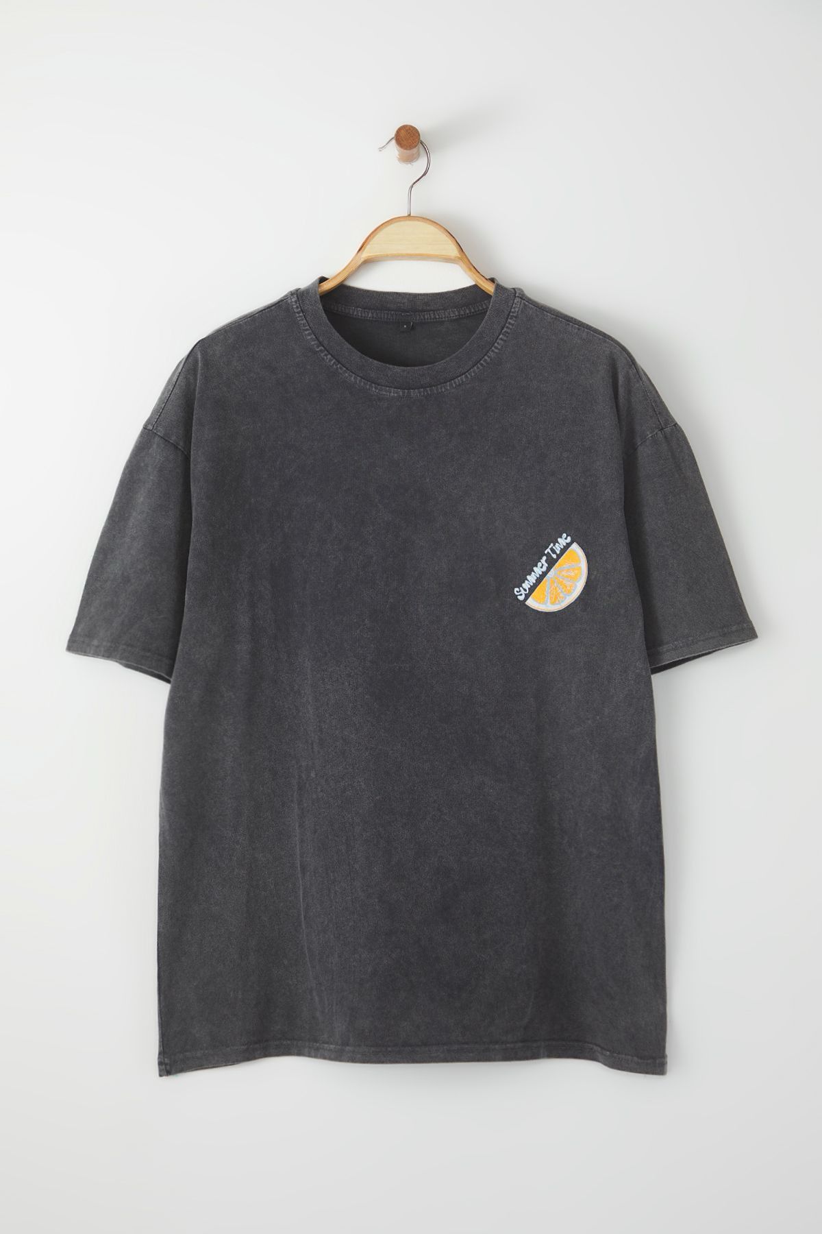 Trendyol Collection-Anthrazitfarbenes, übergroßes/breit geschnittenes, blass bedrucktes, dickes T-Shirt aus 100 % Baumwolle TMNSS25TS00015 7