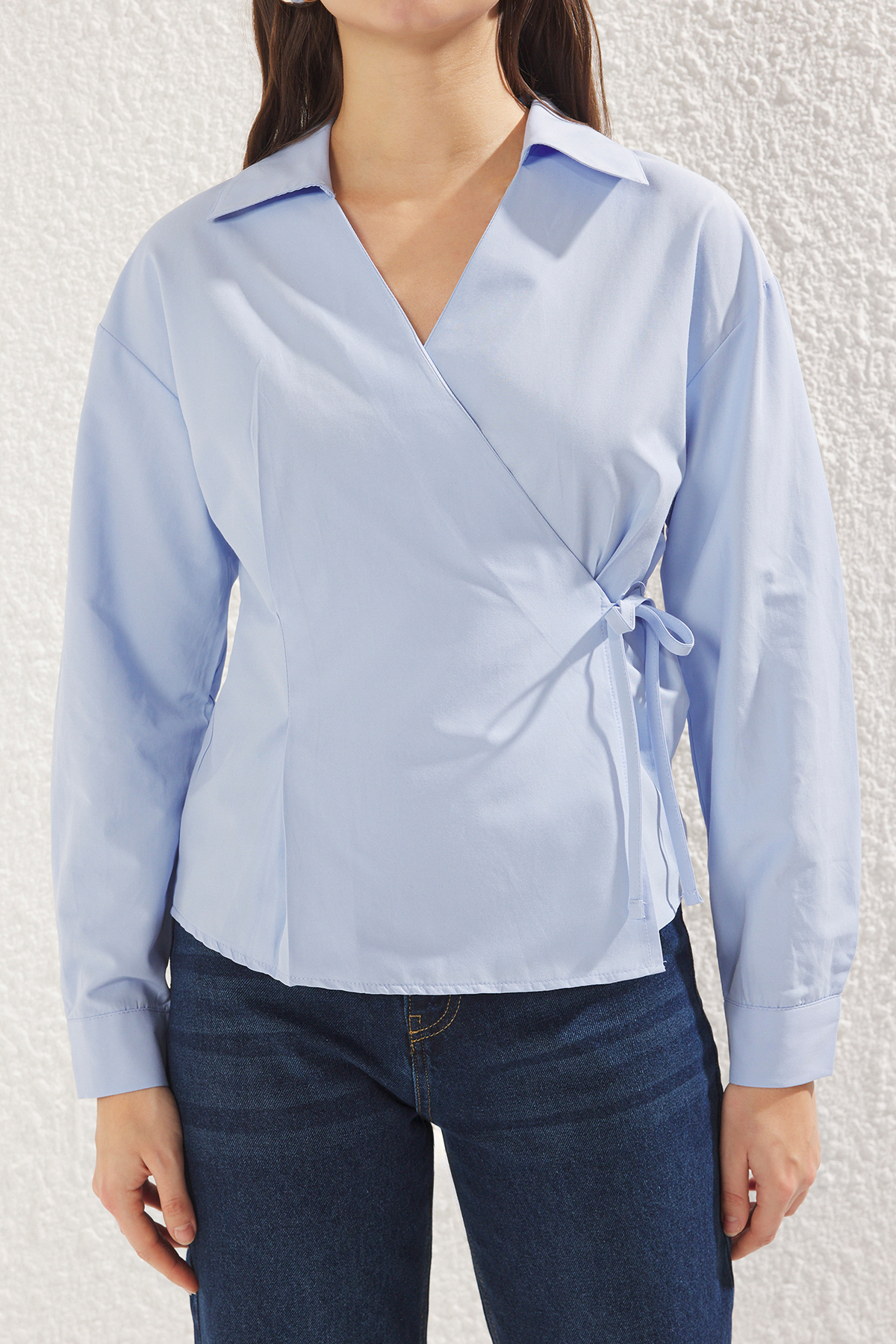 Trendyolmilla  Mavi Kruvaze Kapama Bağlama Detaylı Regular Normal Kalıp Dokuma Gömlek TWOSS25GO00029 - Görsel 3