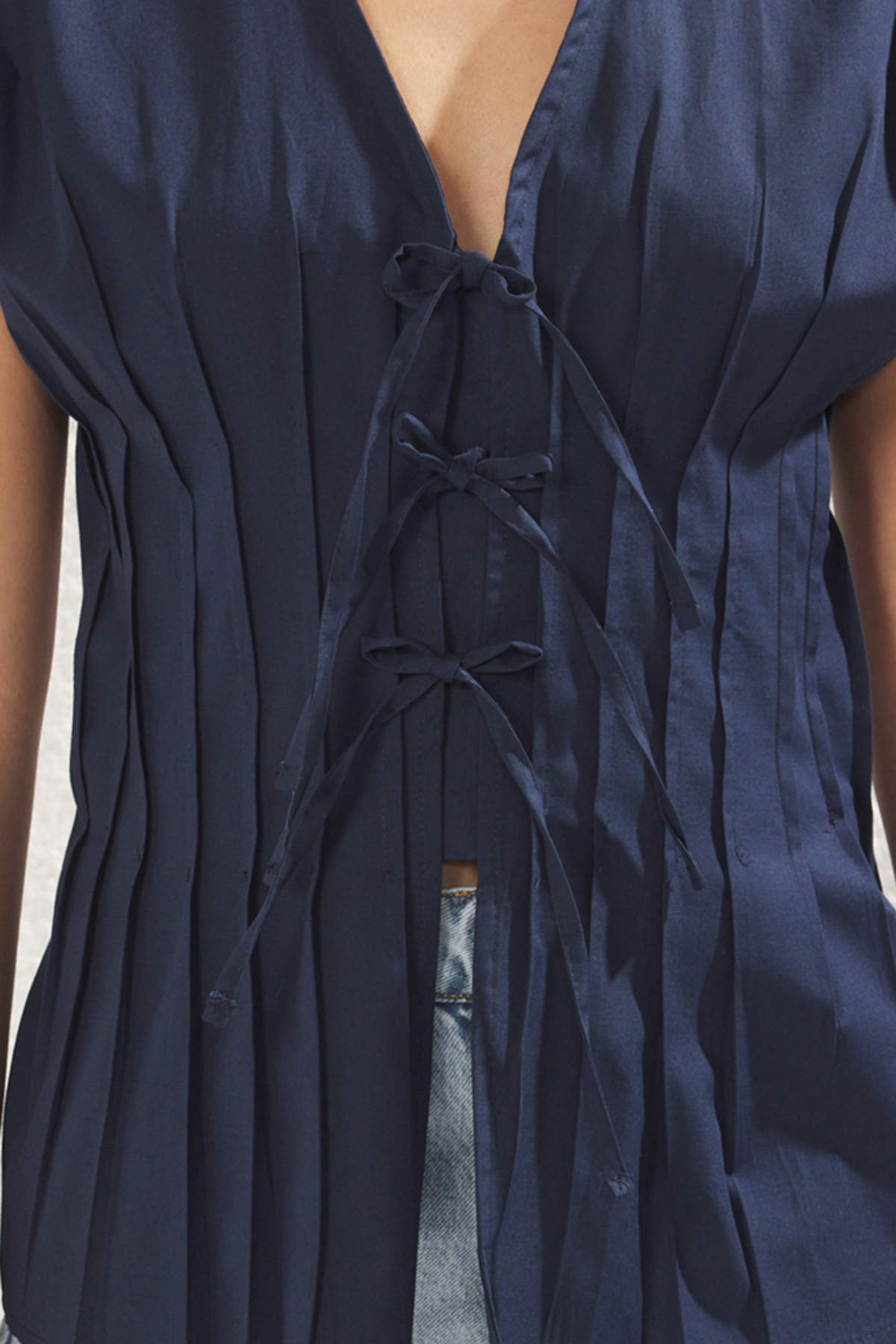 Trendyolmilla  Lacivert Fitted Belde Pens Detaylı Bağlamalı Dokuma Gömlek TWOSS25GO00016 - Görsel 3