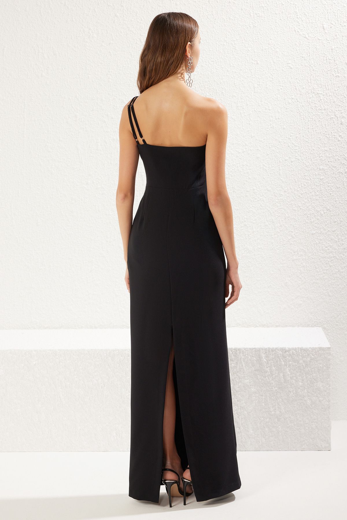 Trendyol Collection-Schicke lange Abendkleider und Heimkehrkleider mit schwarzen, rosafarbenen, glänzenden Strass-Accessoires TPRSS25AE00005 5