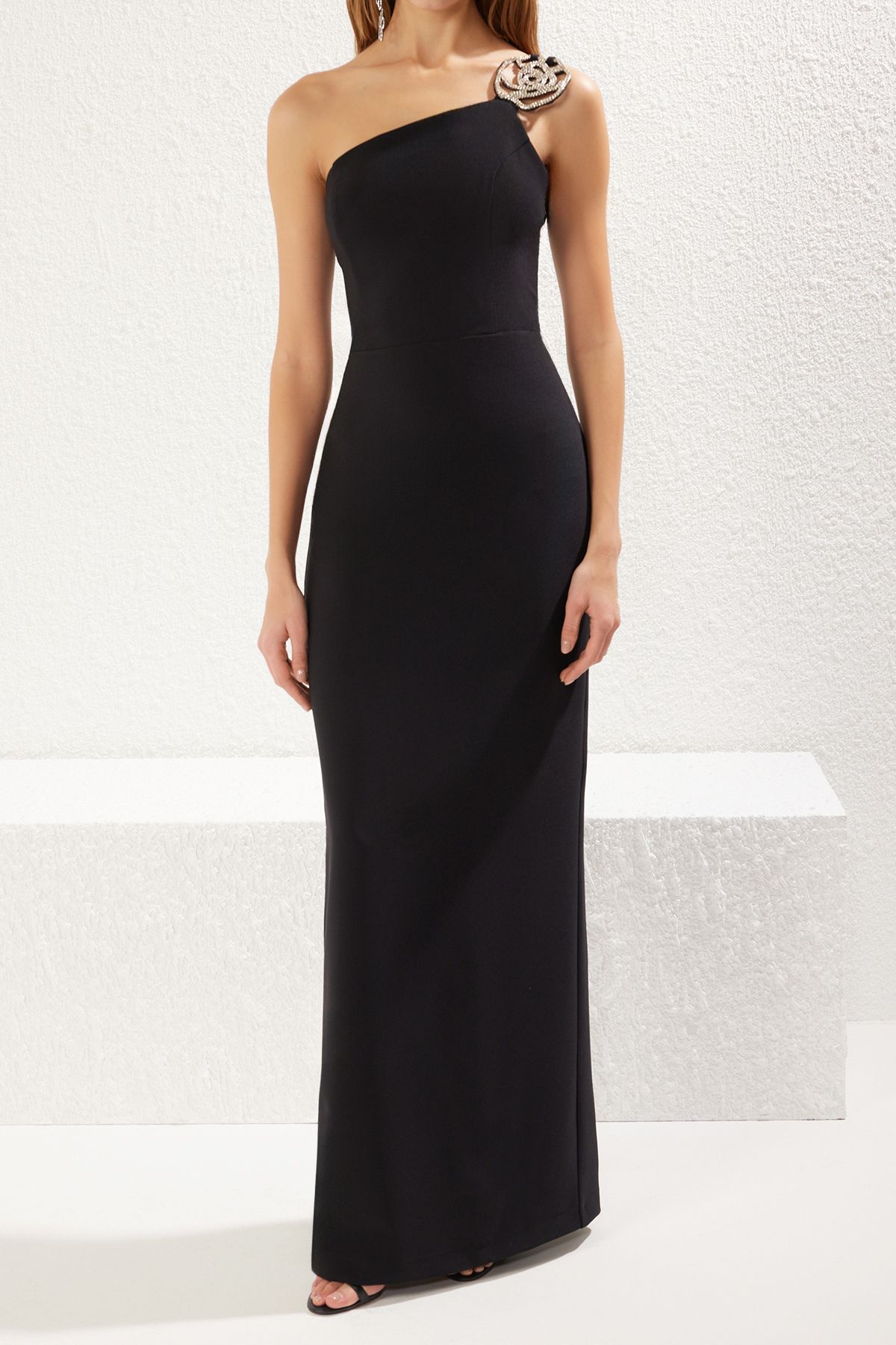 Trendyol Collection-Schicke lange Abendkleider und Heimkehrkleider mit schwarzen, rosafarbenen, glänzenden Strass-Accessoires TPRSS25AE00005 3