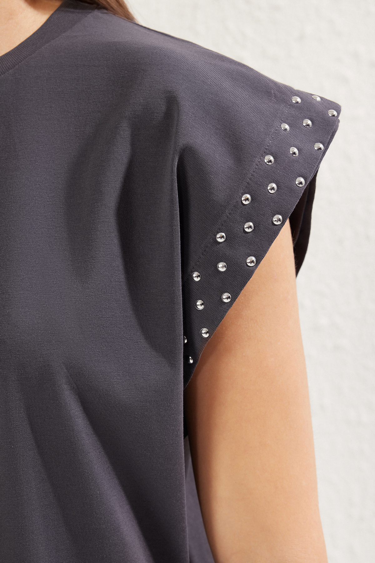 Trendyolmilla  Antrasit %100 Pamuk Zımba Detaylı Vatka Görünümlü Relaxed Bisiklet Yaka Örme T-Shirt TWOSS23TS00016 - Görsel 4