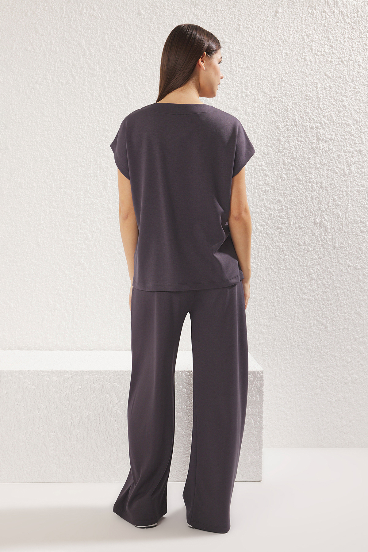 Trendyolmilla  Antrasit V yaka Oversize/Geniş Kalıp Örme Alt-Üst Takım TWOSS25AU00012 - Görsel 5