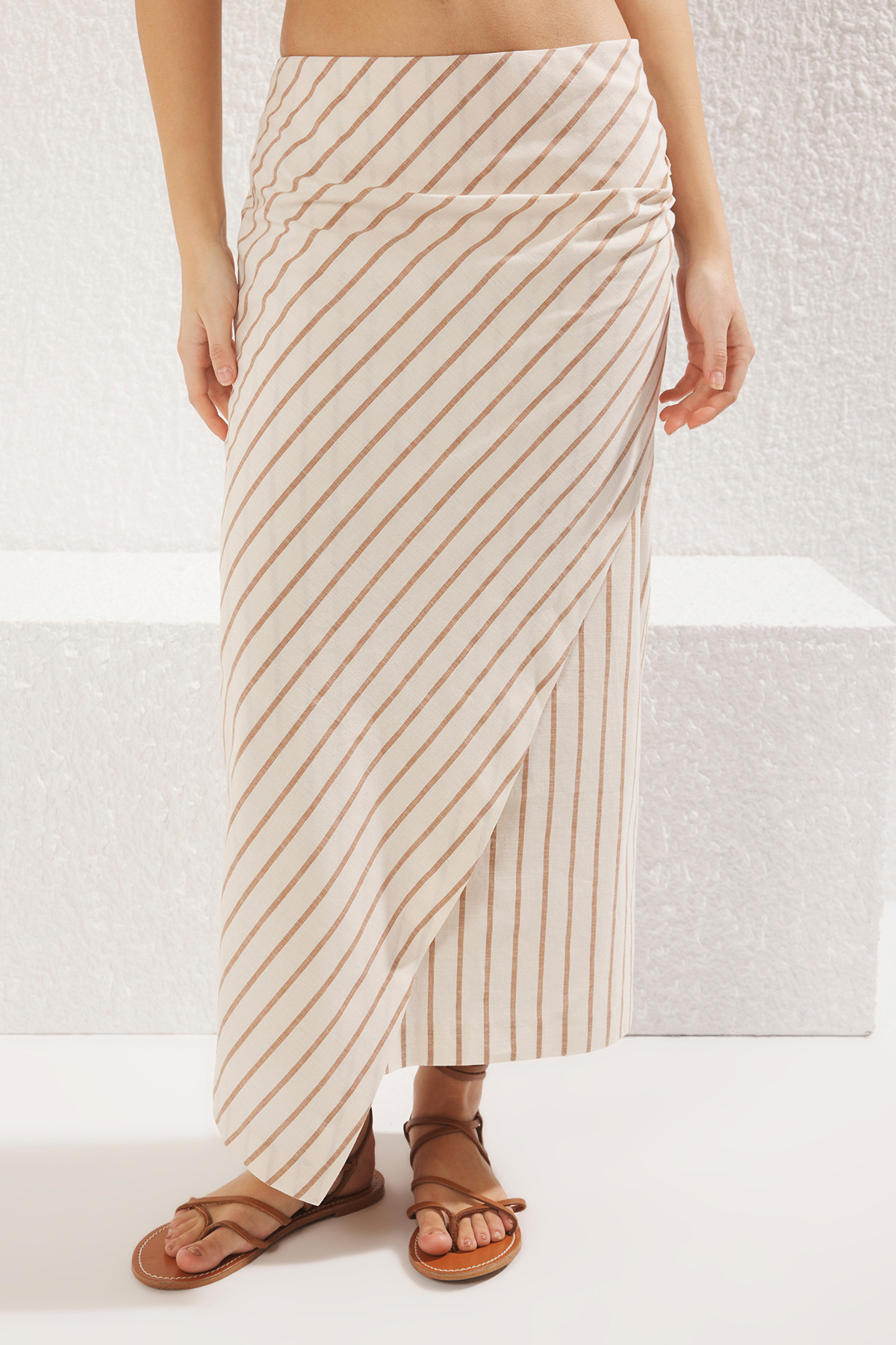 Trendyolmilla  Bej Keten Görünümlü Kumaş Çizgili Büzgü Detaylı Midi Boy Dokuma Etek TWOSS25ET00051 - Görsel 3