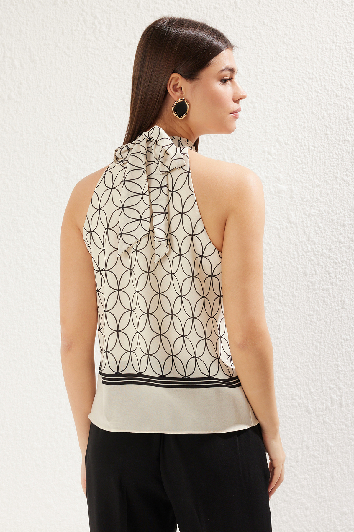 Trendyolmilla  Çok Renkli Saten Halter Yaka Desenli Dokuma Bluz TWOSS25BZ00163 - Görsel 5