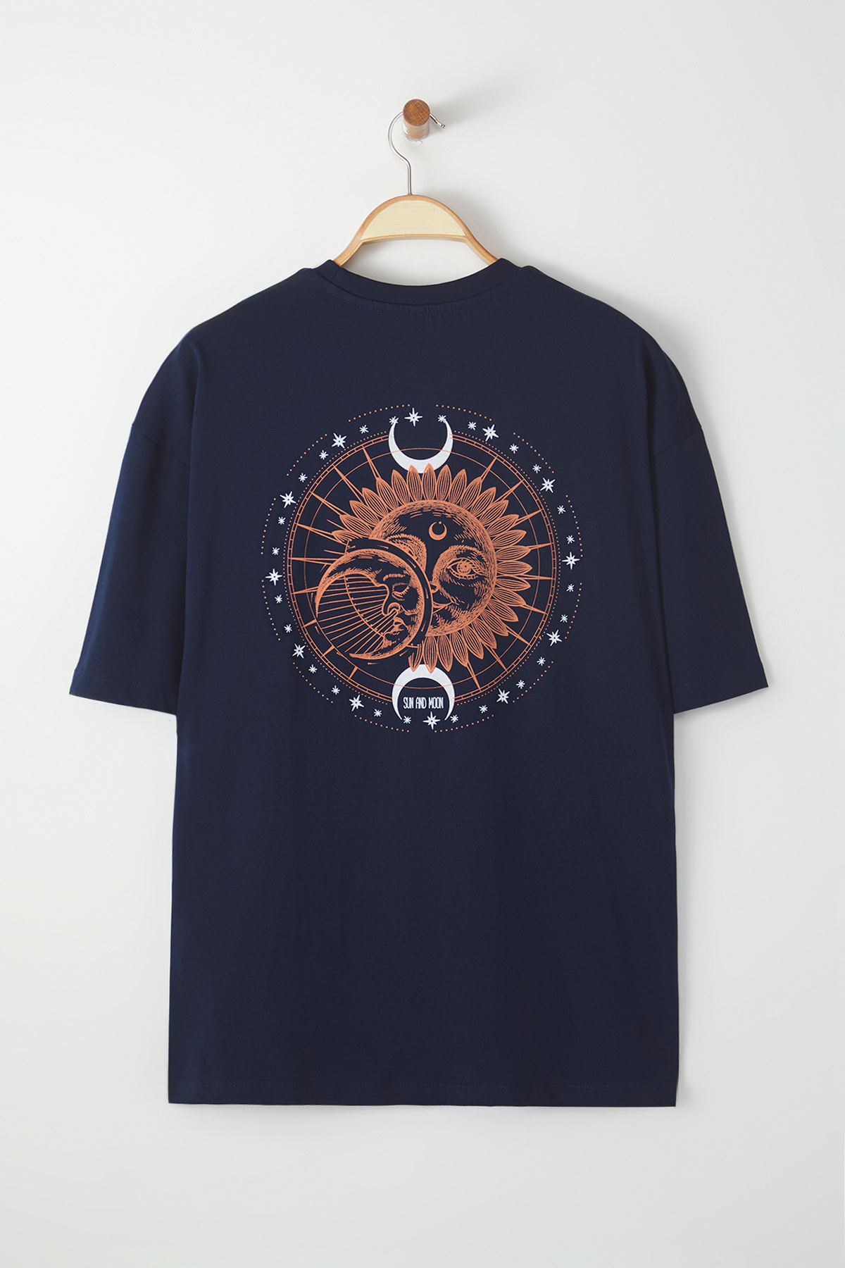 Trendyol Collection-Mystisches bedrucktes, marineblaues, übergroßes Baumwoll-T-Shirt – kurze Ärmel TMNSS23TS00165 3