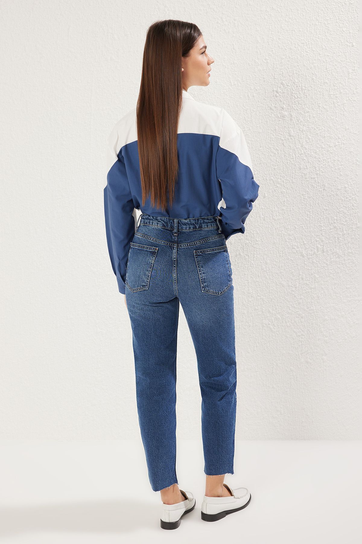 Trendyol Collection-Dunkelblaue, bequeme Mom-Jeans mit Ausschnitten und normaler Taille TWOSS25JE00096 5