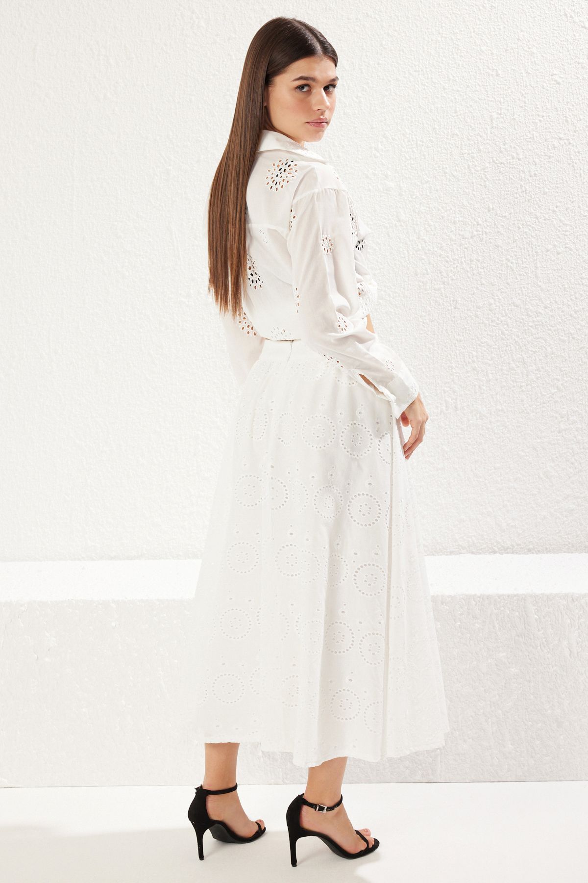 Trendyol Collection-Fusta țesătă lungime maxi din țesătură brodată cu broderie albă TWOSS25ET00028 7