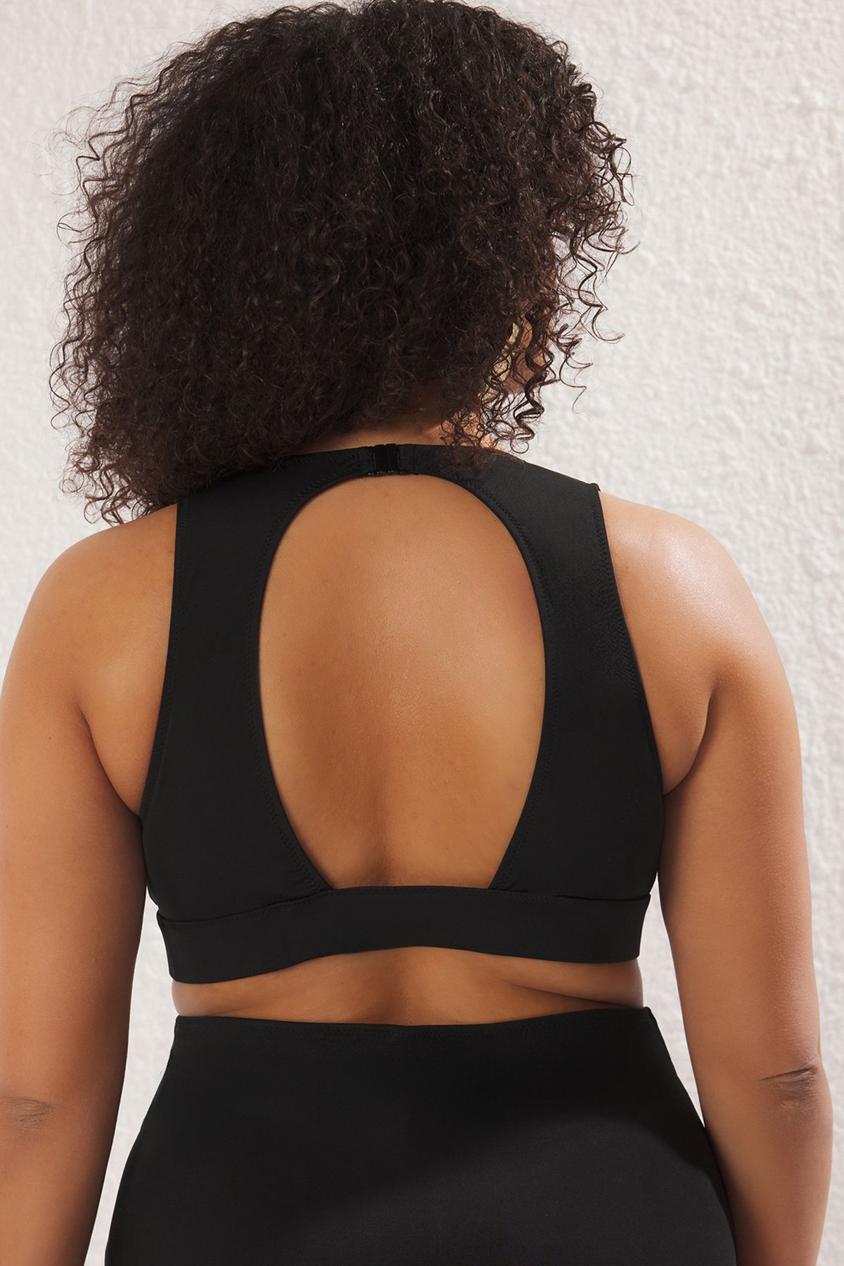 Trendyol Curve-Schwarzes, zweireihiges, übergroßes Bikinioberteil mit Kragen TBBSS25CT00011 6