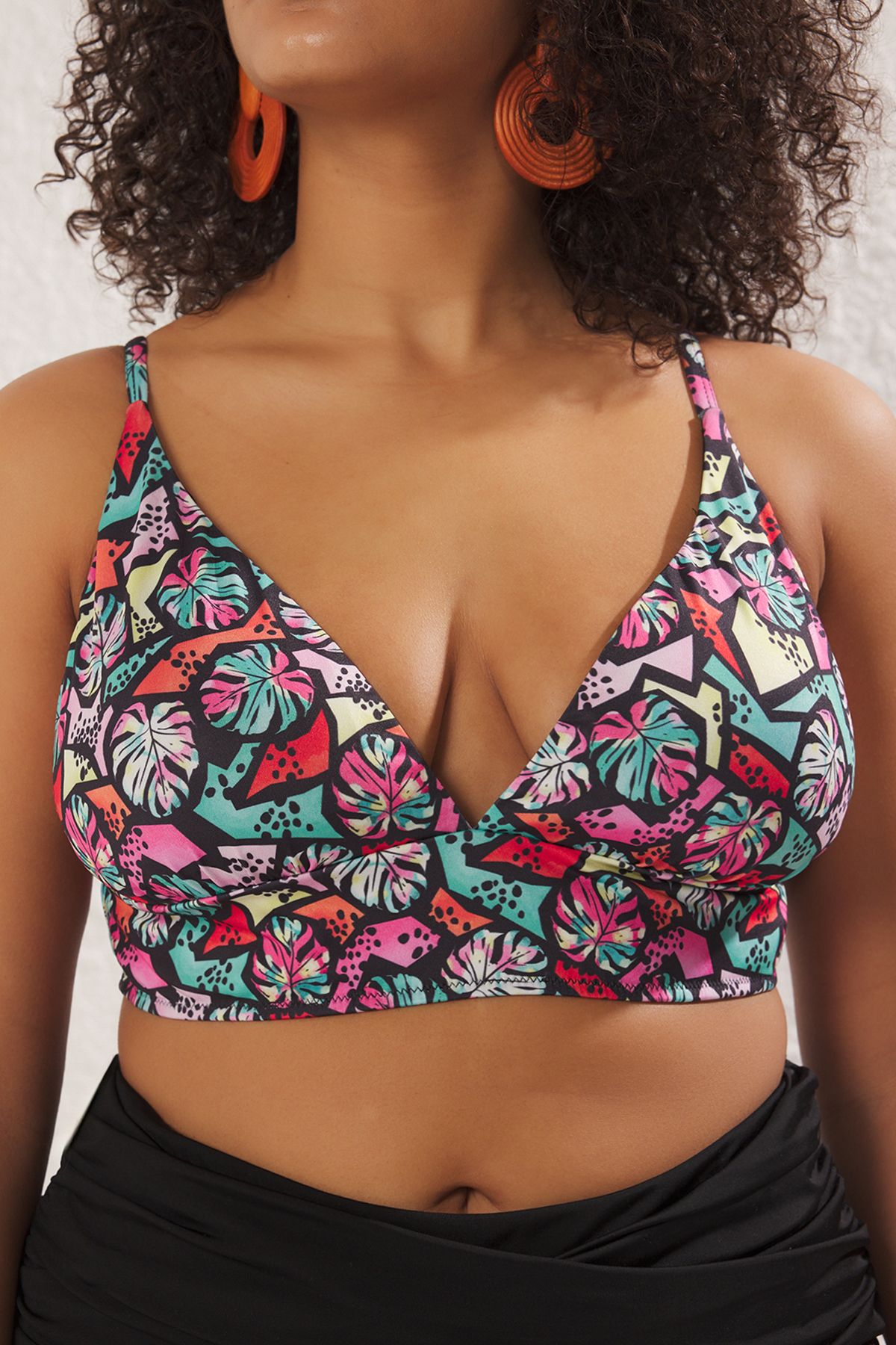 Trendyol Curve-Mehrfarbiges, großes Bikinioberteil mit tiefem V-Korallenmuster TBBSS25CT00001 3