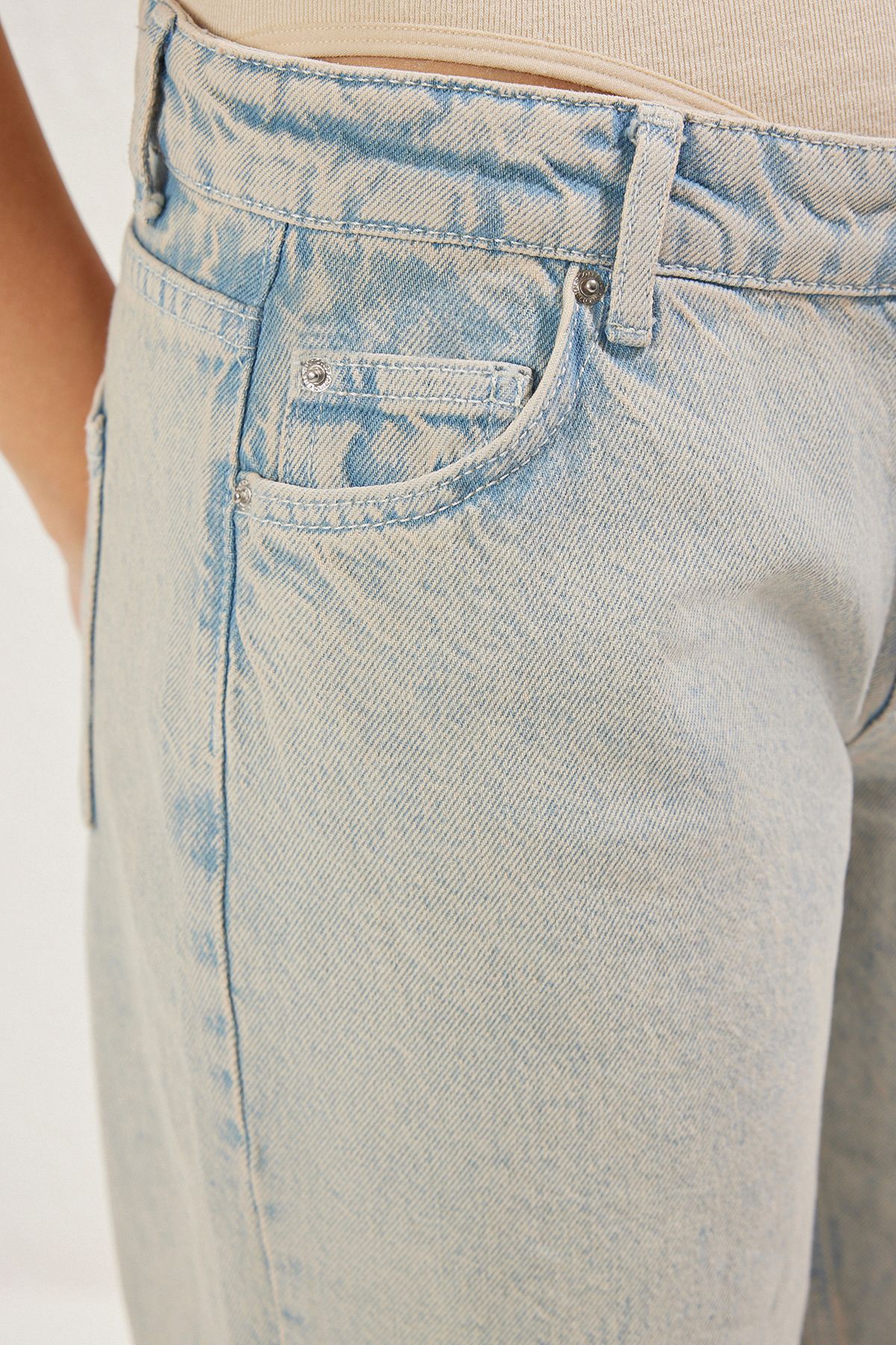 Trendyol Collection-Hellblaue Boyfriend-Jeans mit niedriger Taille TWOSS25JE00077 4