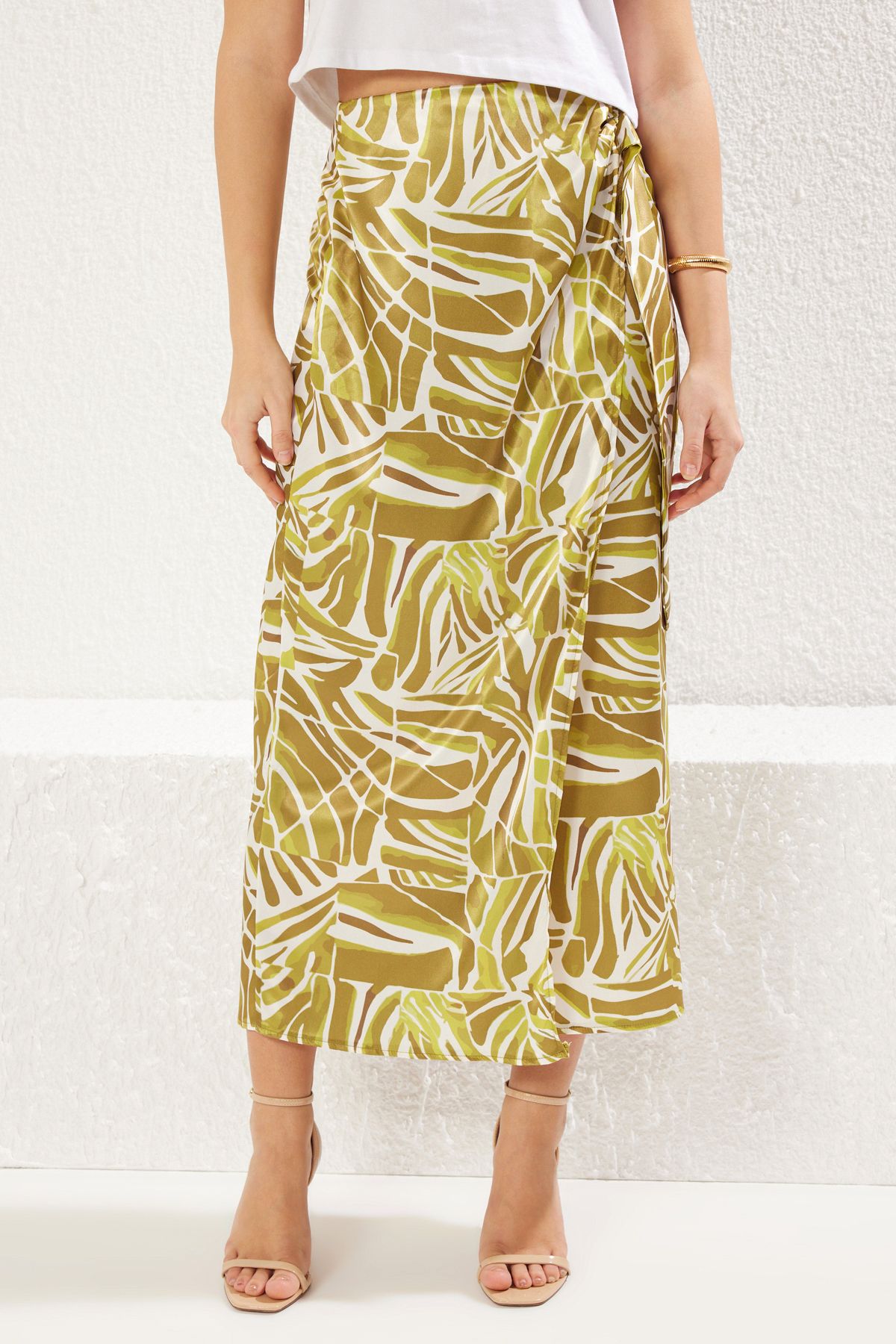 Trendyol Collection-Satin-Midi-Webrock – Khaki-Farbe mit Bindedetail vorne, zweireihiger Verschluss TWOSS24ET00128 3