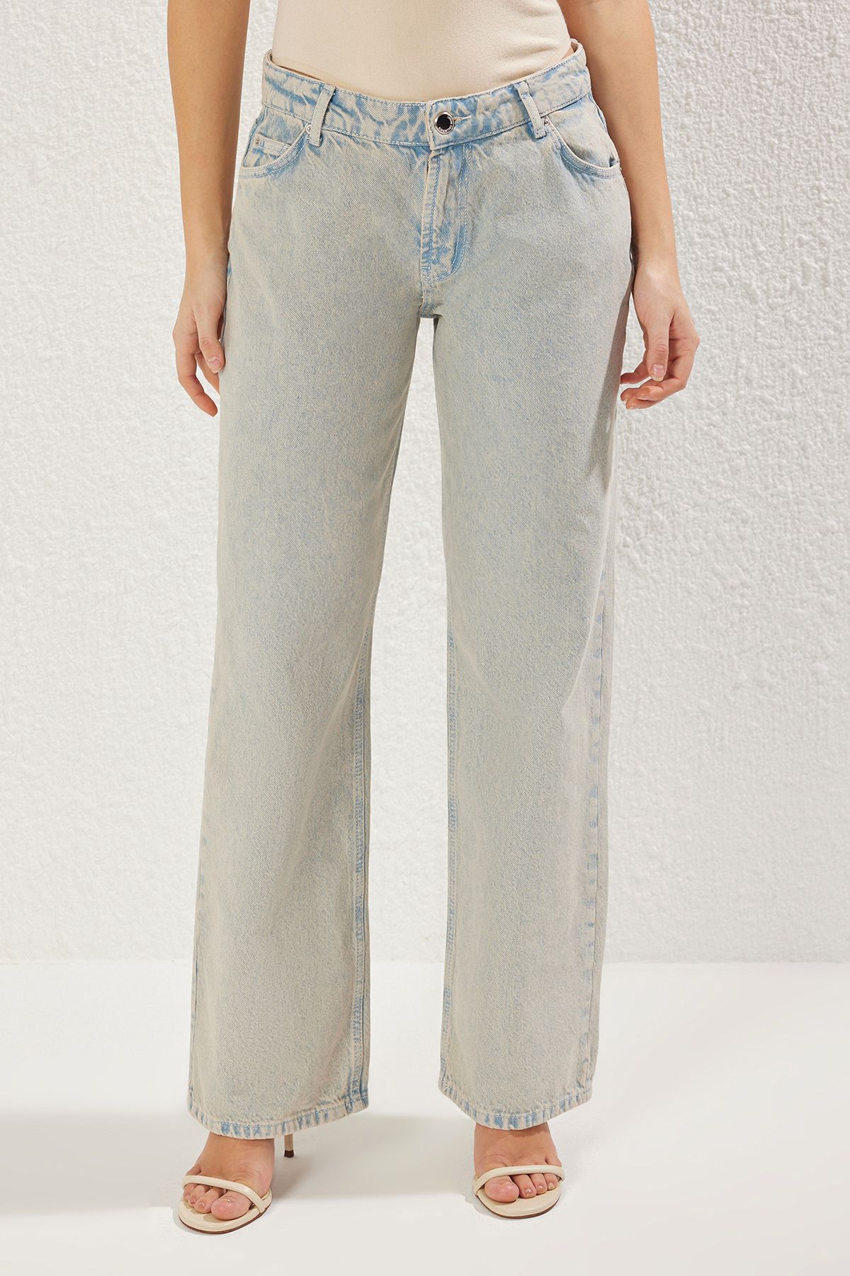 Trendyol Collection-Hellblaue Boyfriend-Jeans mit niedriger Taille TWOSS25JE00077 3