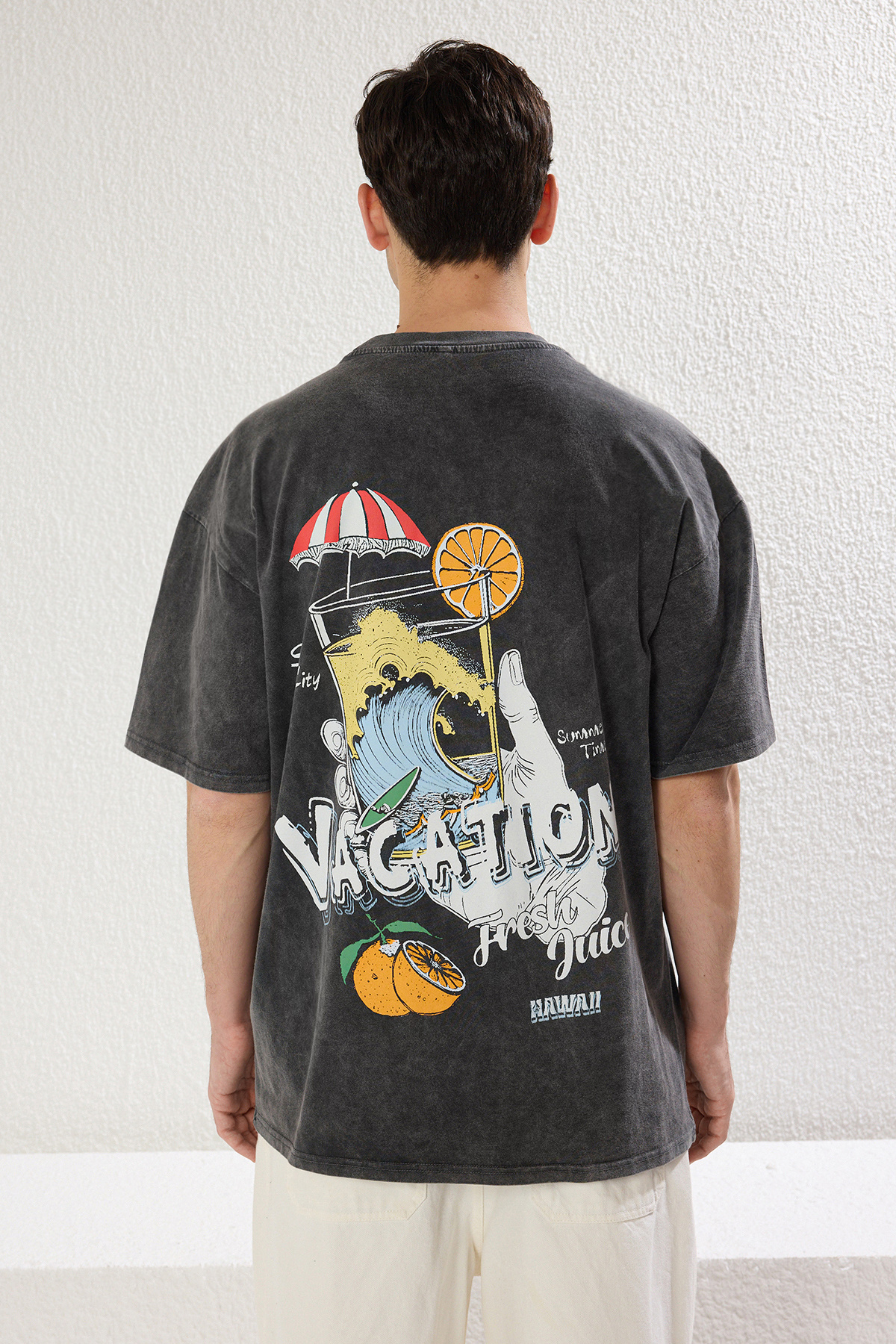 Trendyol Collection-Anthrazitfarbenes, übergroßes/breit geschnittenes, blass bedrucktes, dickes T-Shirt aus 100 % Baumwolle TMNSS25TS00015 5