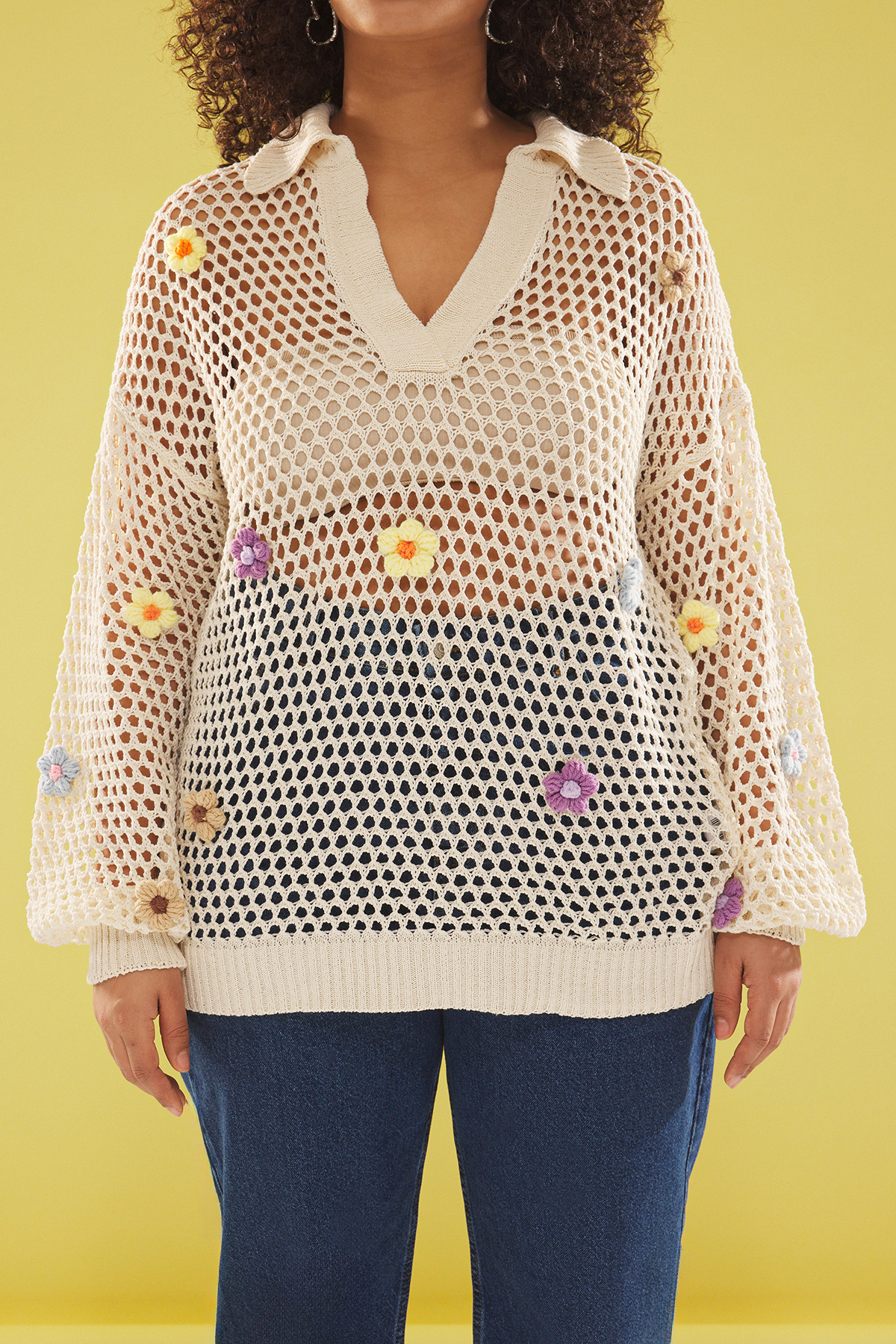 Trendyol Curve-Ecrufarbener Strickpullover mit Blumenstickerei und Polokragen TBBSS25AN00002 3