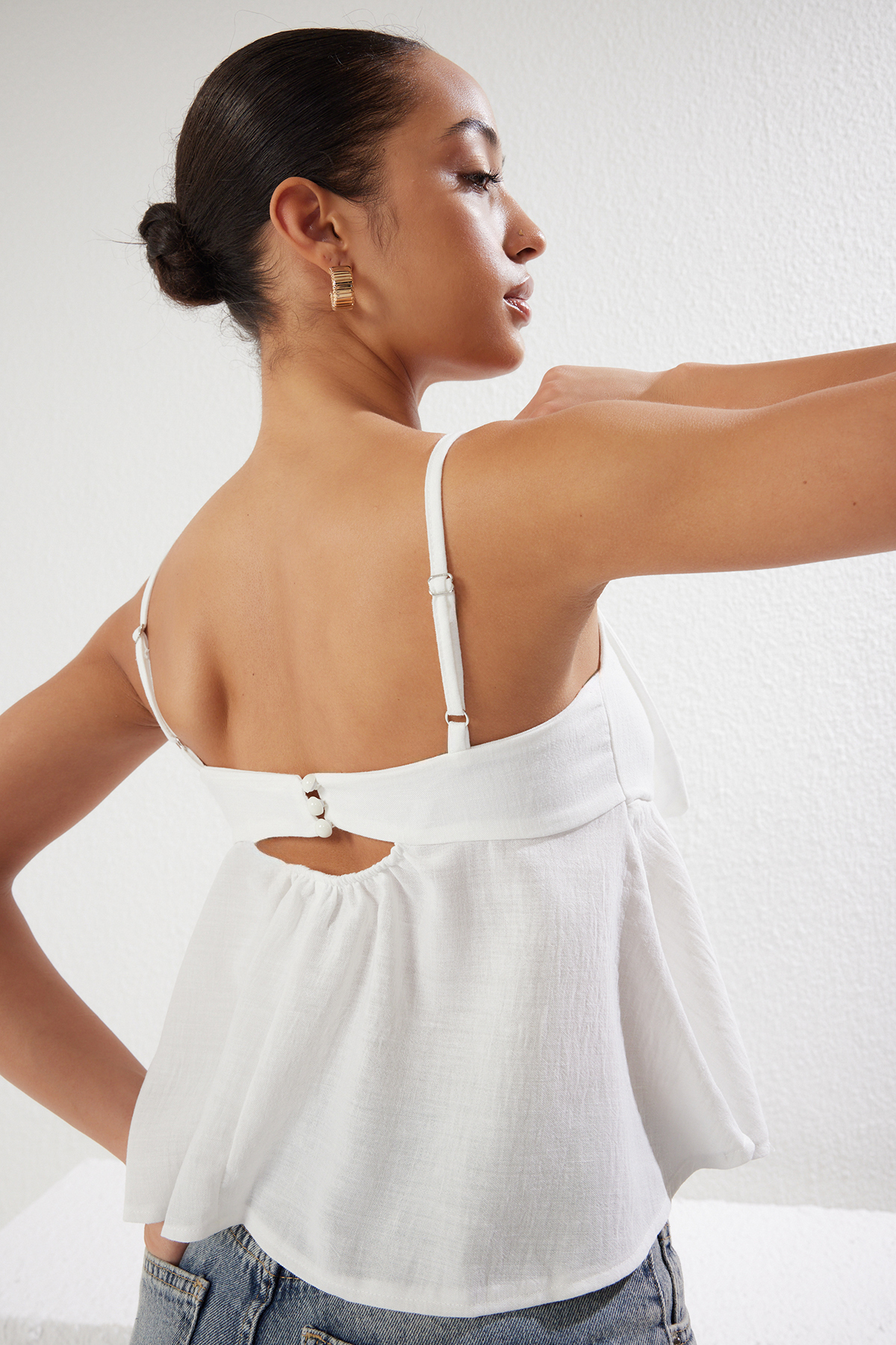 Trendyolmilla  Beyaz Keten Görünümlü Fiyonk Detaylı Askılı Dokuma Bluz TWOSS25BZ00249 - Görsel 5