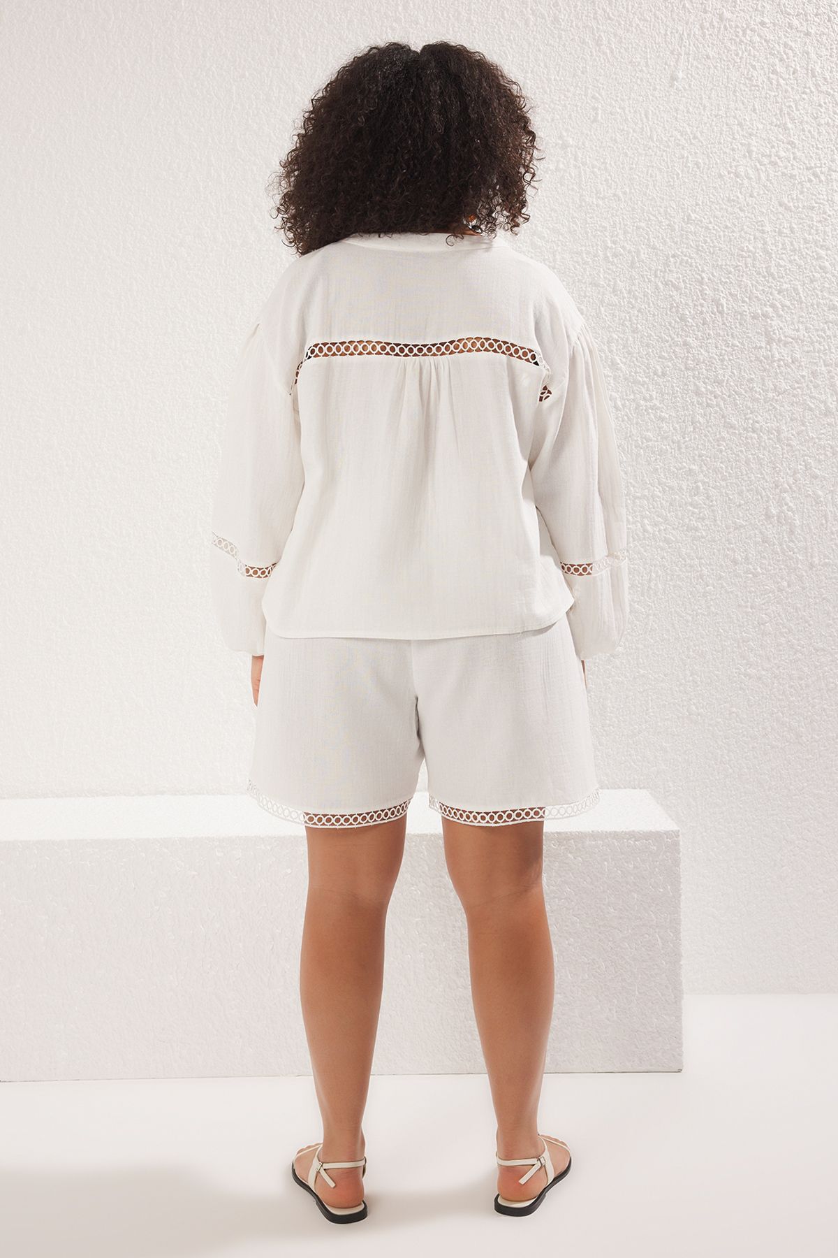 Trendyol Curve-Plus Size Ecru Musselin Strukturierte Guipure Detaillierte Strandkleidung Bluse TBBSS25AF00030 5