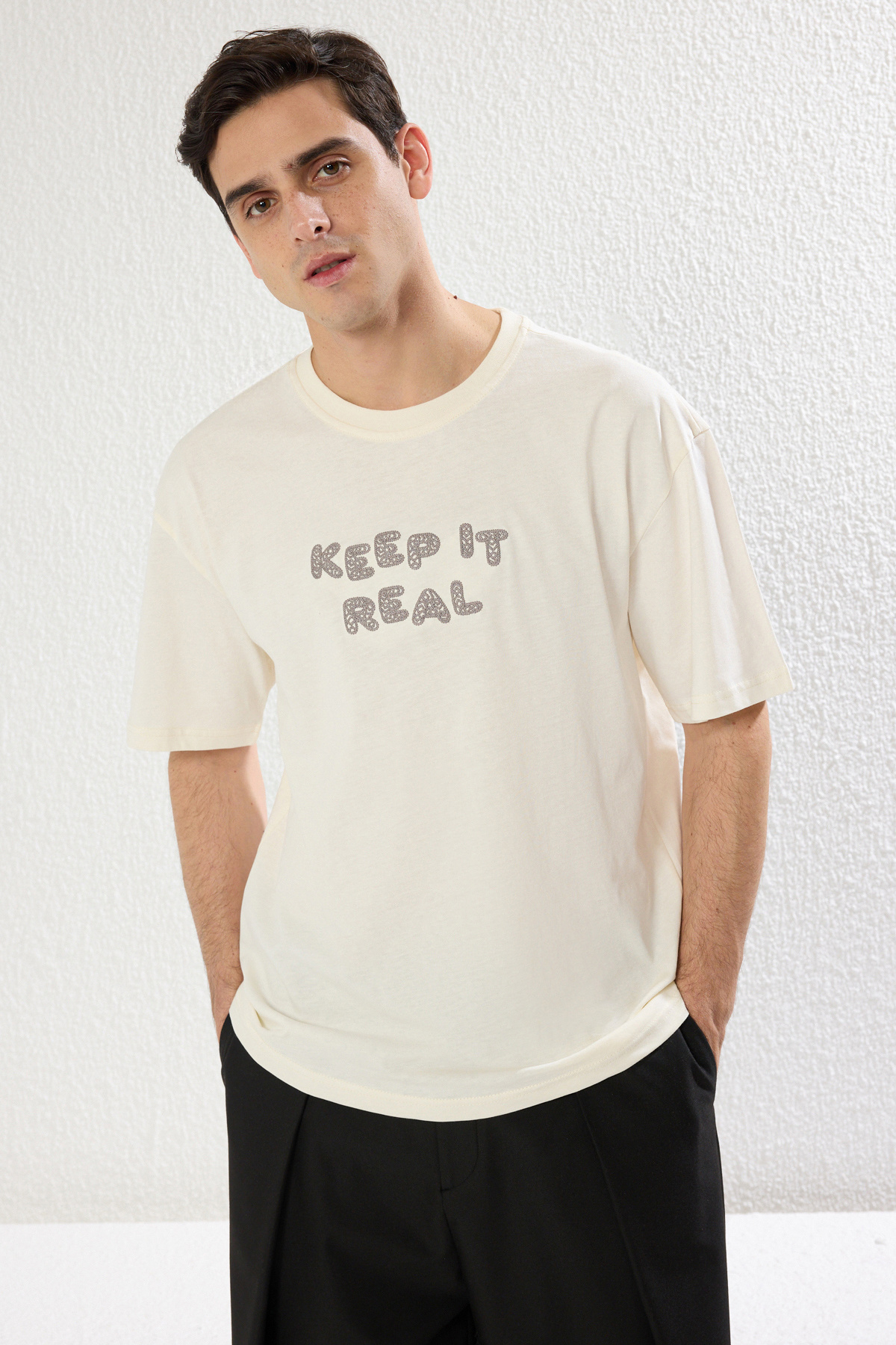 Trendyolmilla Man Ekru Oversize/Geniş Kesim Bisiklet Yaka Yazı Nakışlı Kısa Kollu T-Shirt TMNSS25TS00023