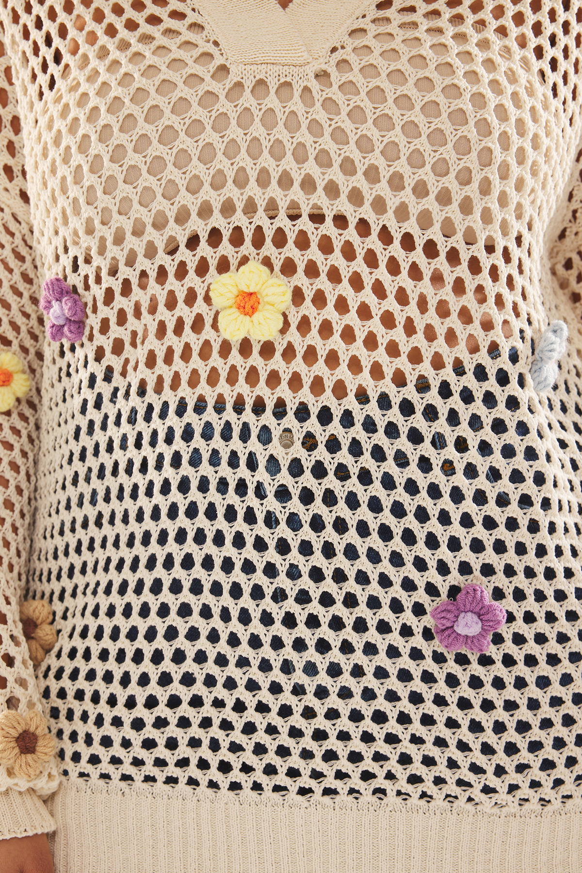 Trendyol Curve-Ecrufarbener Strickpullover mit Blumenstickerei und Polokragen TBBSS25AN00002 4