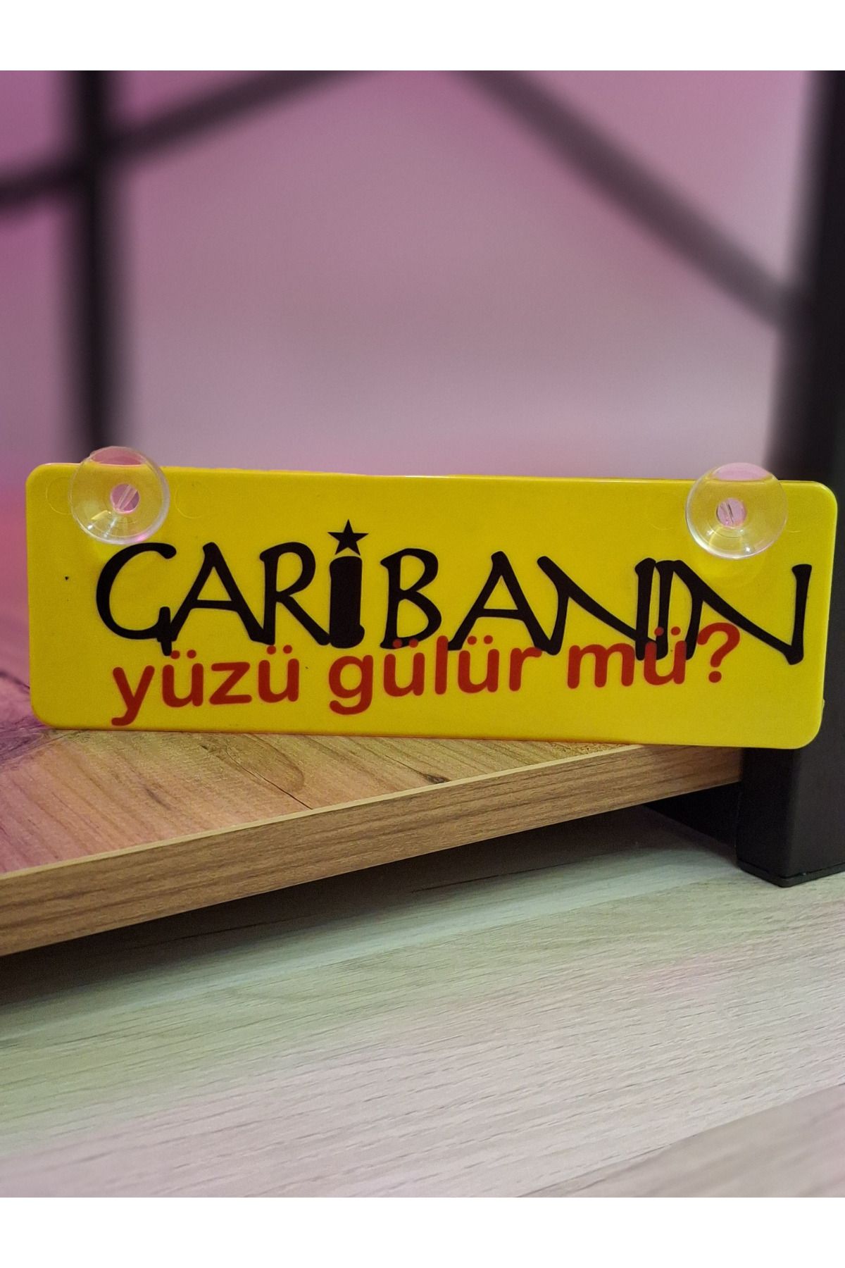 Store Garibanın Yüzü Gülür mü ? Yazılı Sarı Dekor Plaka Vantuzlu Cam Süsü