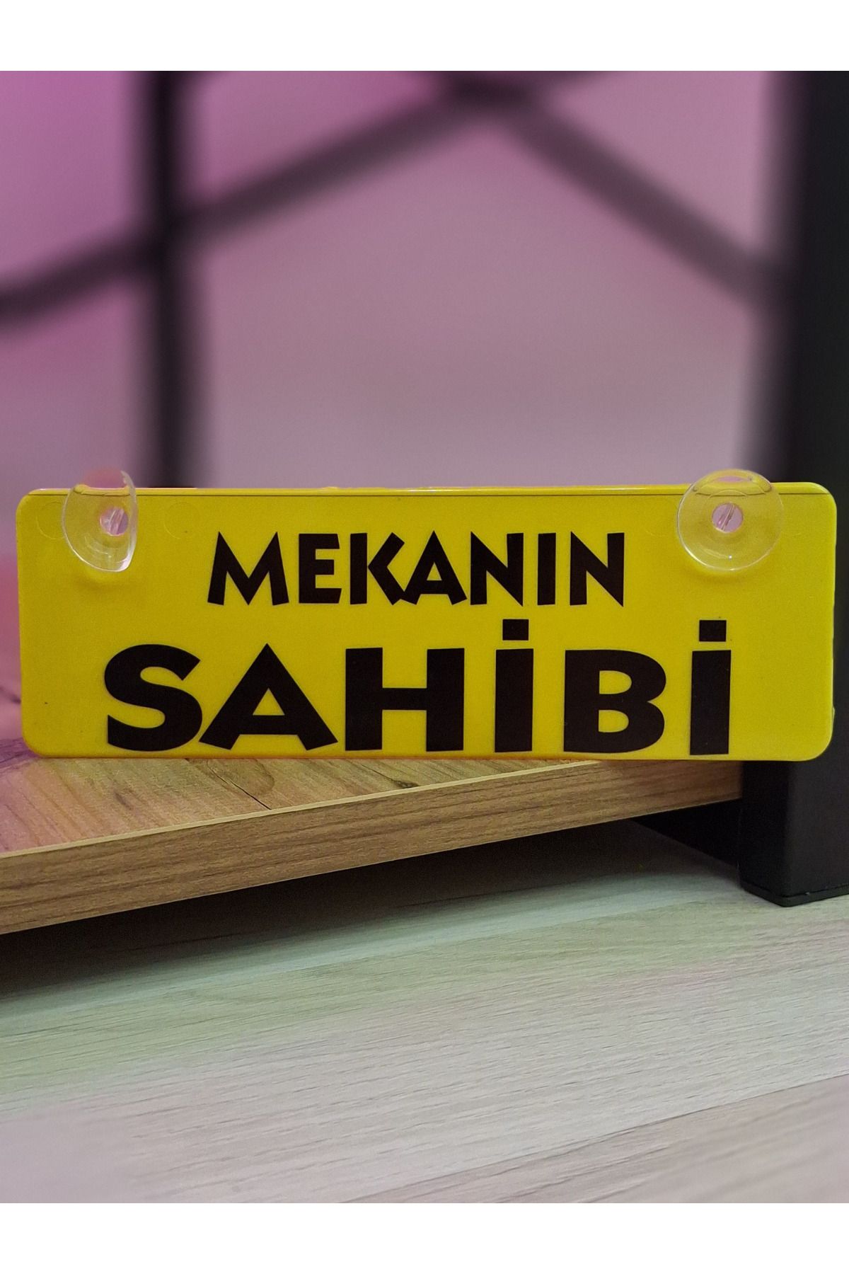 Store Mekanın Sahibi Yazılı Sarı Dekor Plaka Vantuzlu Cam Süsü