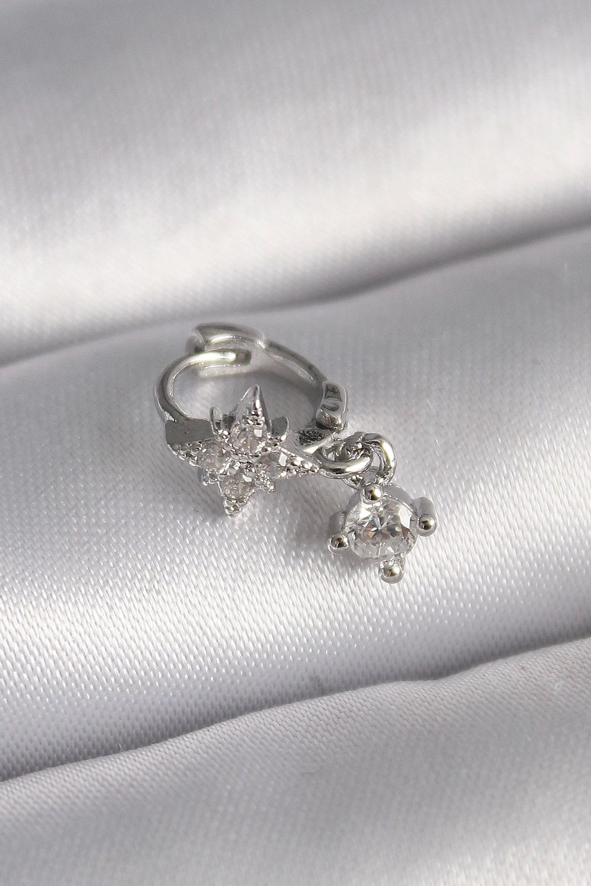 Ekince 316L Çelik Gümüş Renk Zirkon Taşlı Çiçek Model Sallantı Detay Tragus Piercing