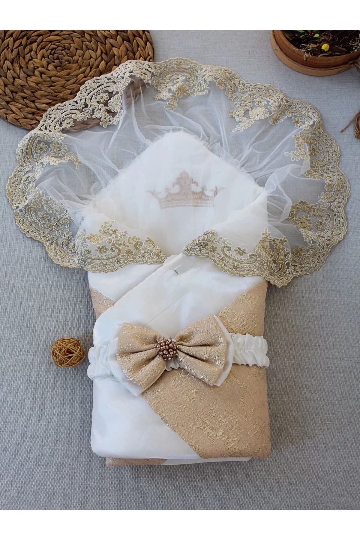 BABY WEAR Yenidoğan Gold Zümrüt Taşlı Prizma Taç Nakışlı Lüks Duvaklı Kumru Kundak  Gold