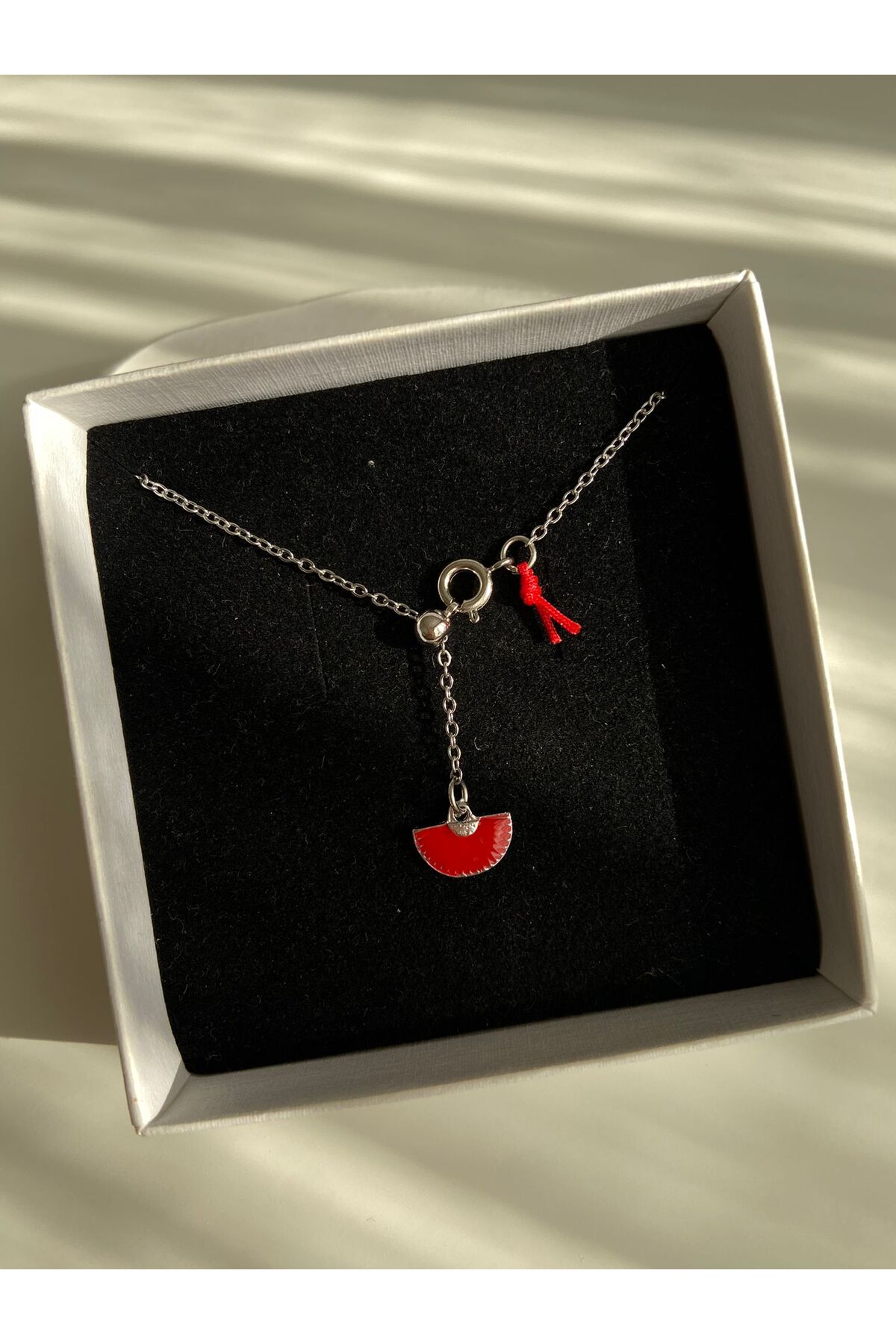 Gümüş Kırmızı Yelpaze Charm Dekolte Çelik Asansör Sevgililer Günü Özel Kolye - Detay Görseli 1