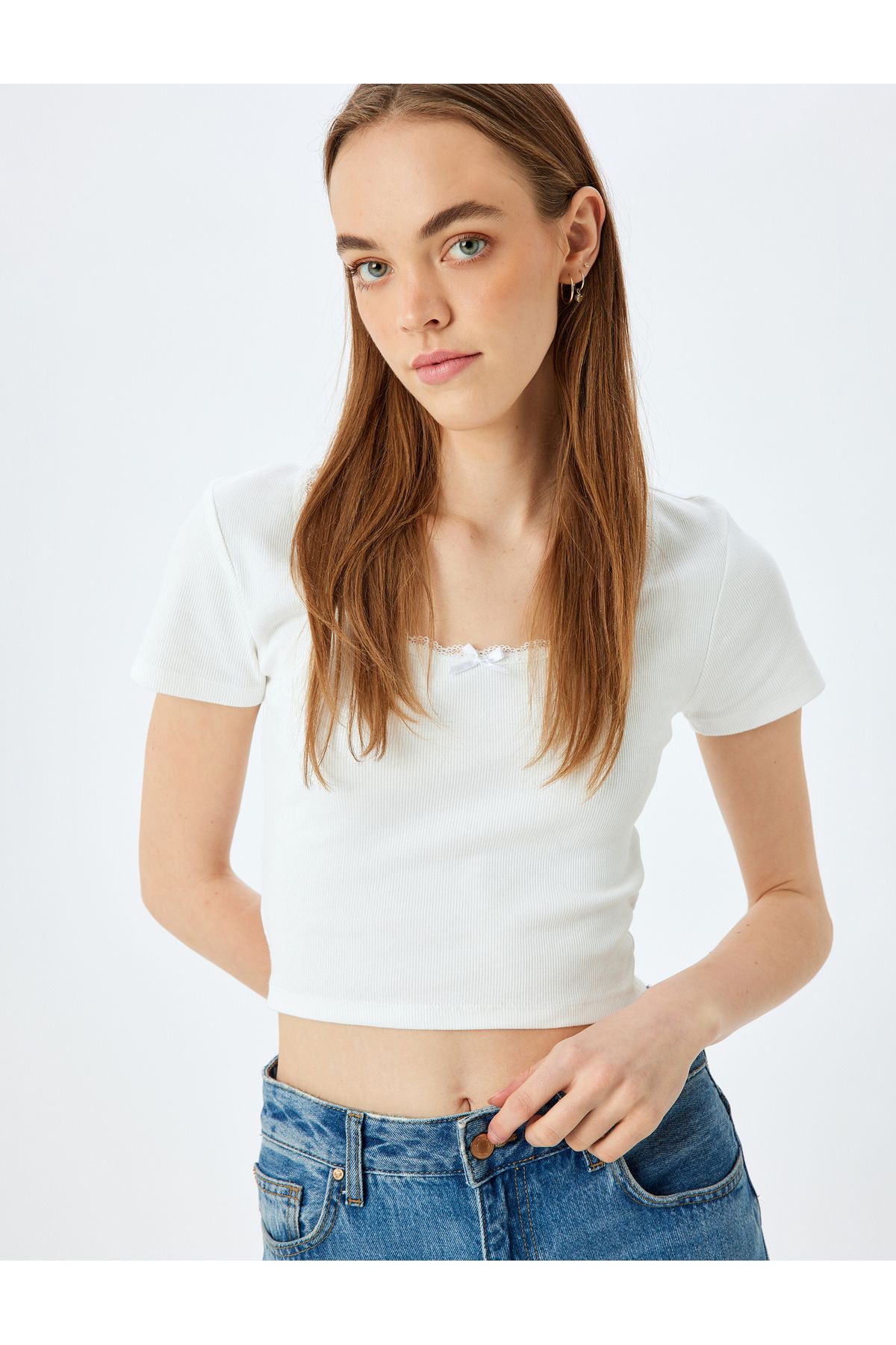 Koton Yeni Sezon Fiyonklu Crop U Yaka Slim Fit Kısa Kollu Tişört