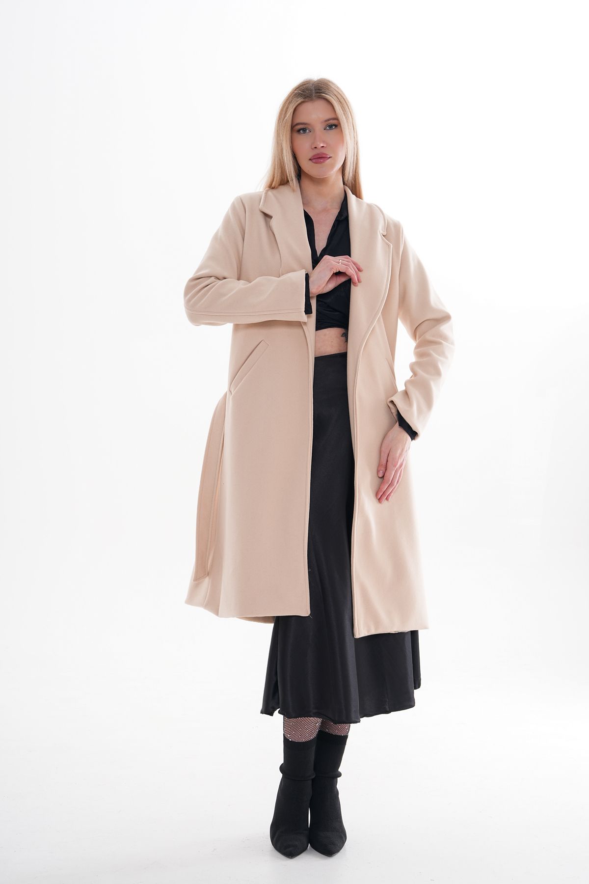 CurcunaShop-Beigefarbener, knielanger, langer Kaschmir-Wintermantel für Damen – mit Futter und Gürteltaschen 3