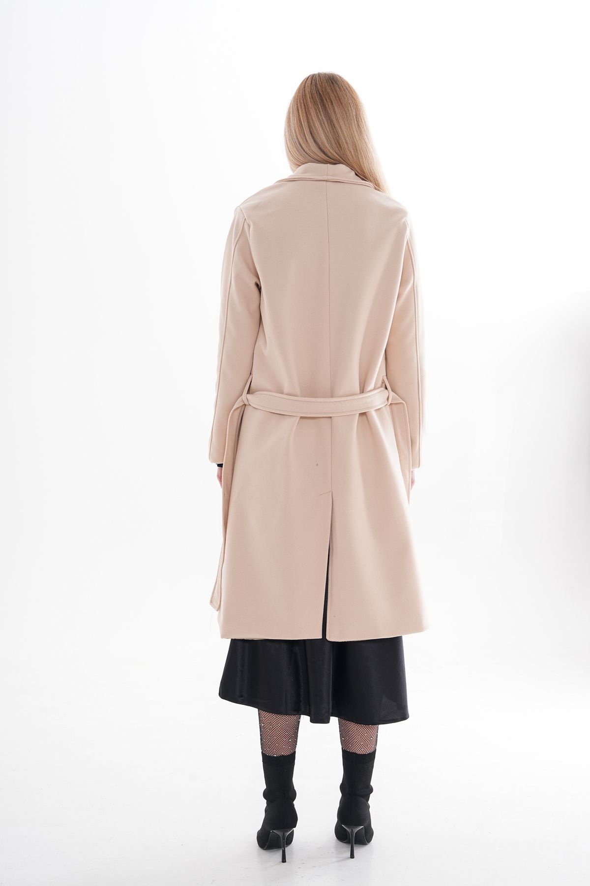 CurcunaShop-Beigefarbener, knielanger, langer Kaschmir-Wintermantel für Damen – mit Futter und Gürteltaschen 5