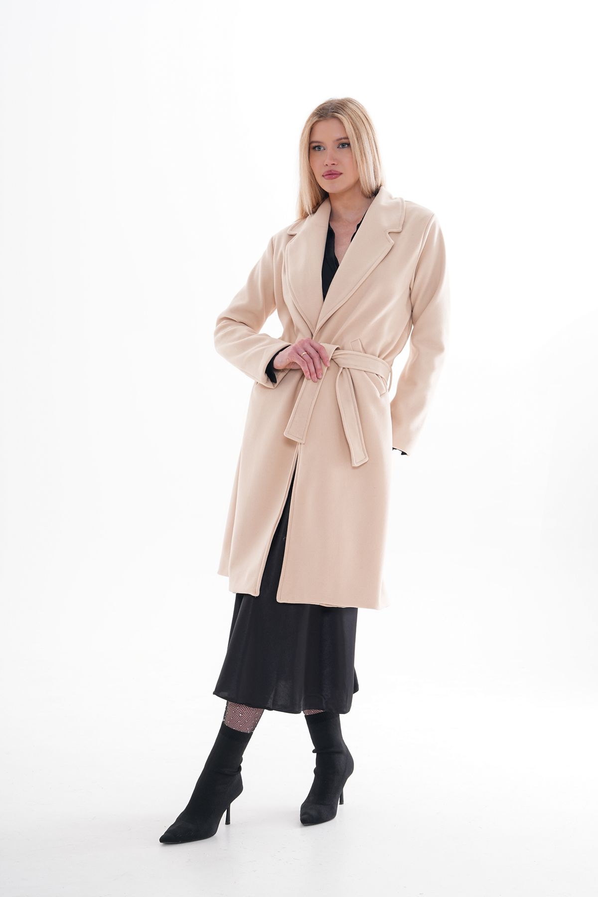 CurcunaShop-Beigefarbener, knielanger, langer Kaschmir-Wintermantel für Damen – mit Futter und Gürteltaschen 7