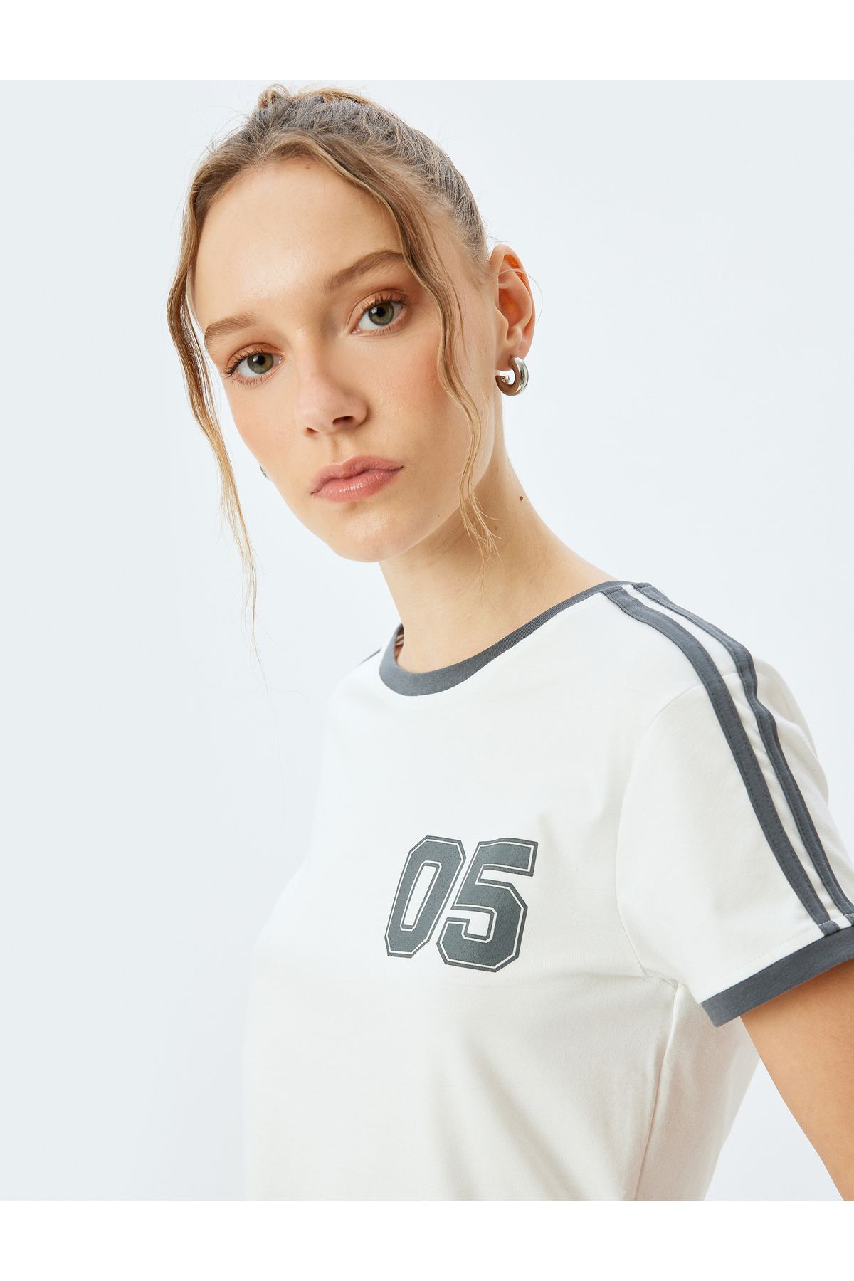 Koton Yeni Sezon Bisiklet Yaka Biyeli Kısa Kollu Kolej Baskılı Slim Fit Tişört