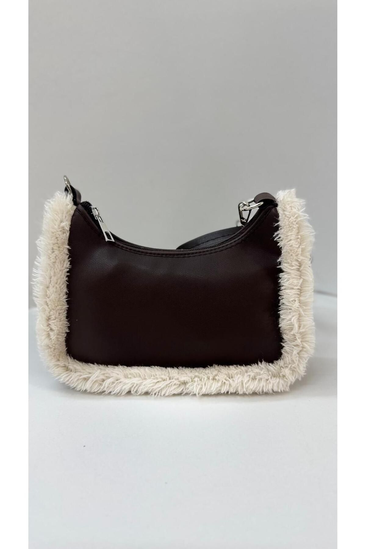 Ozy Bags Çapraz Peluş Detaylı Baget Çanta