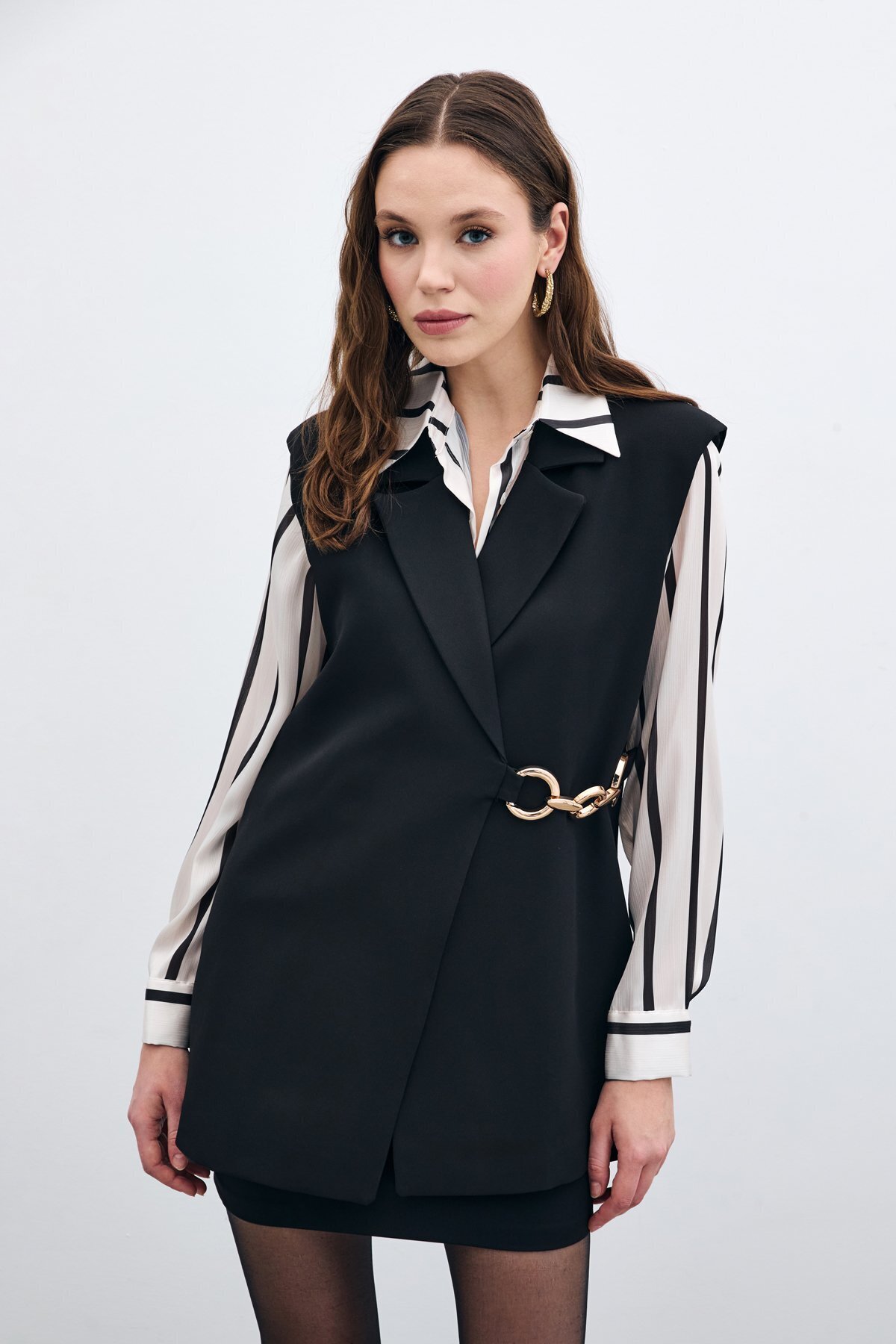 Sateen-سترة سوداء طويلة - مع إكسسوارات جانبية 5