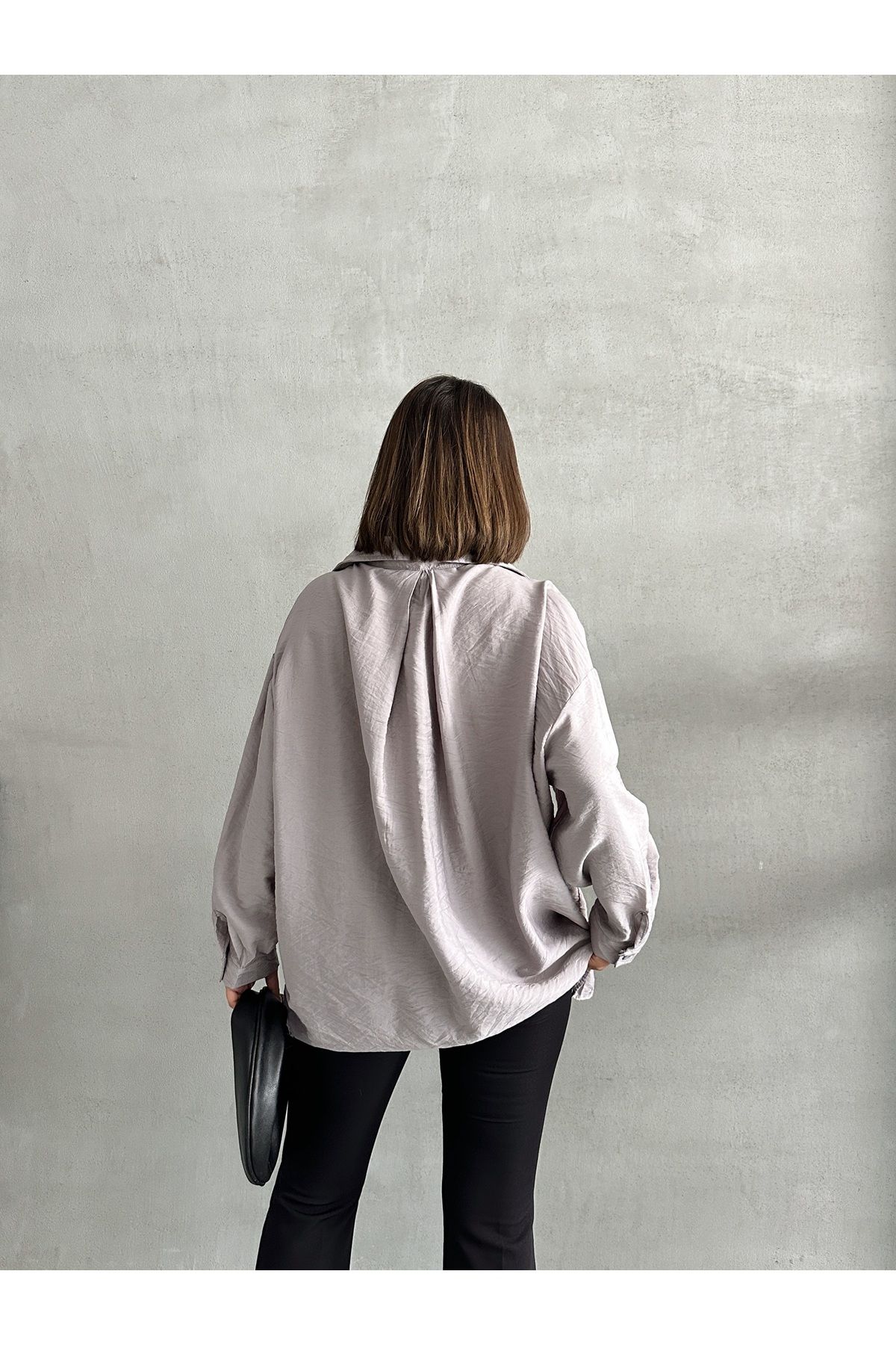 BEJNA-Graues, strukturiertes, drapiertes Oversize-Hemd für Damen 5