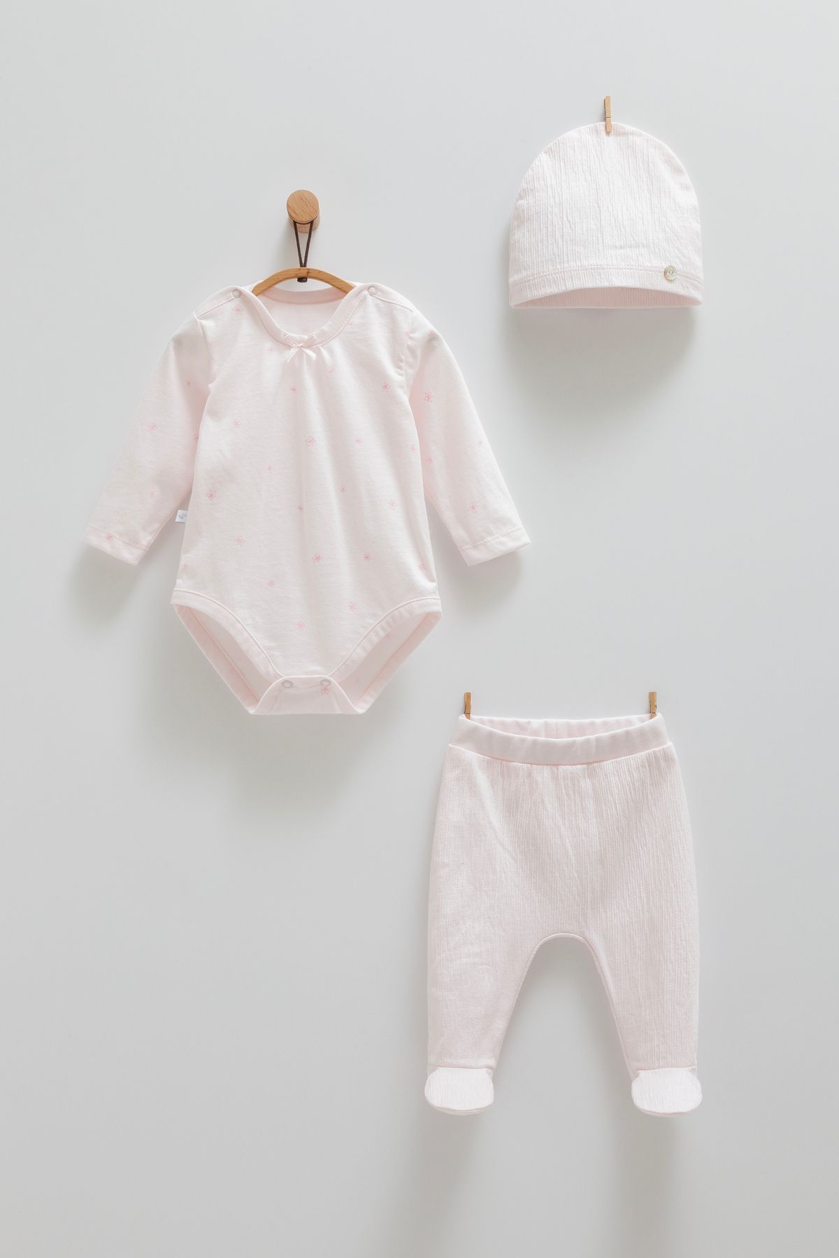 Caramell KIZ BEBEK TAKIMI %100 PAMUK (BODY PANTOLON ŞAPKA)(0-1,1-3,3-6 AYLAR PATİKLİ,6-9 AY PATİKSİZ)