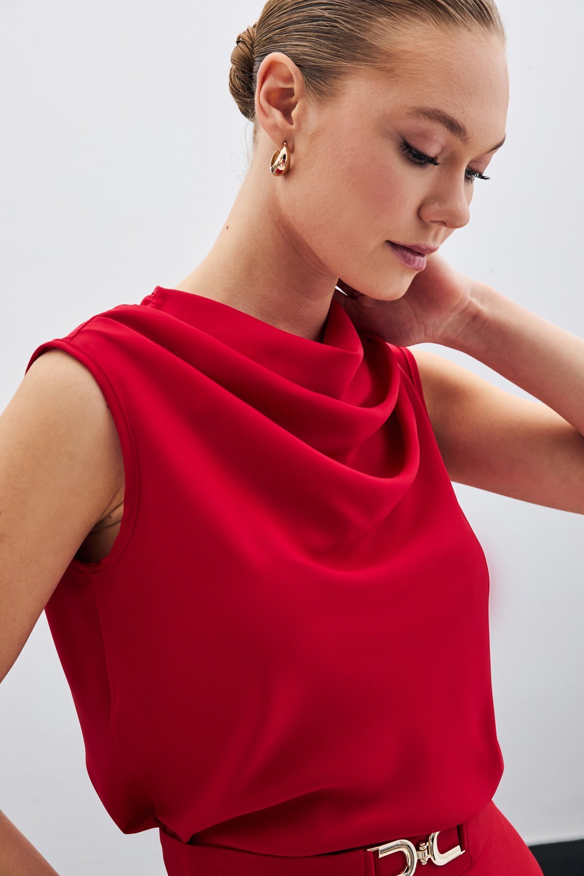 Sateen-Plunging Neck Sleeveless Blouse - Red 5