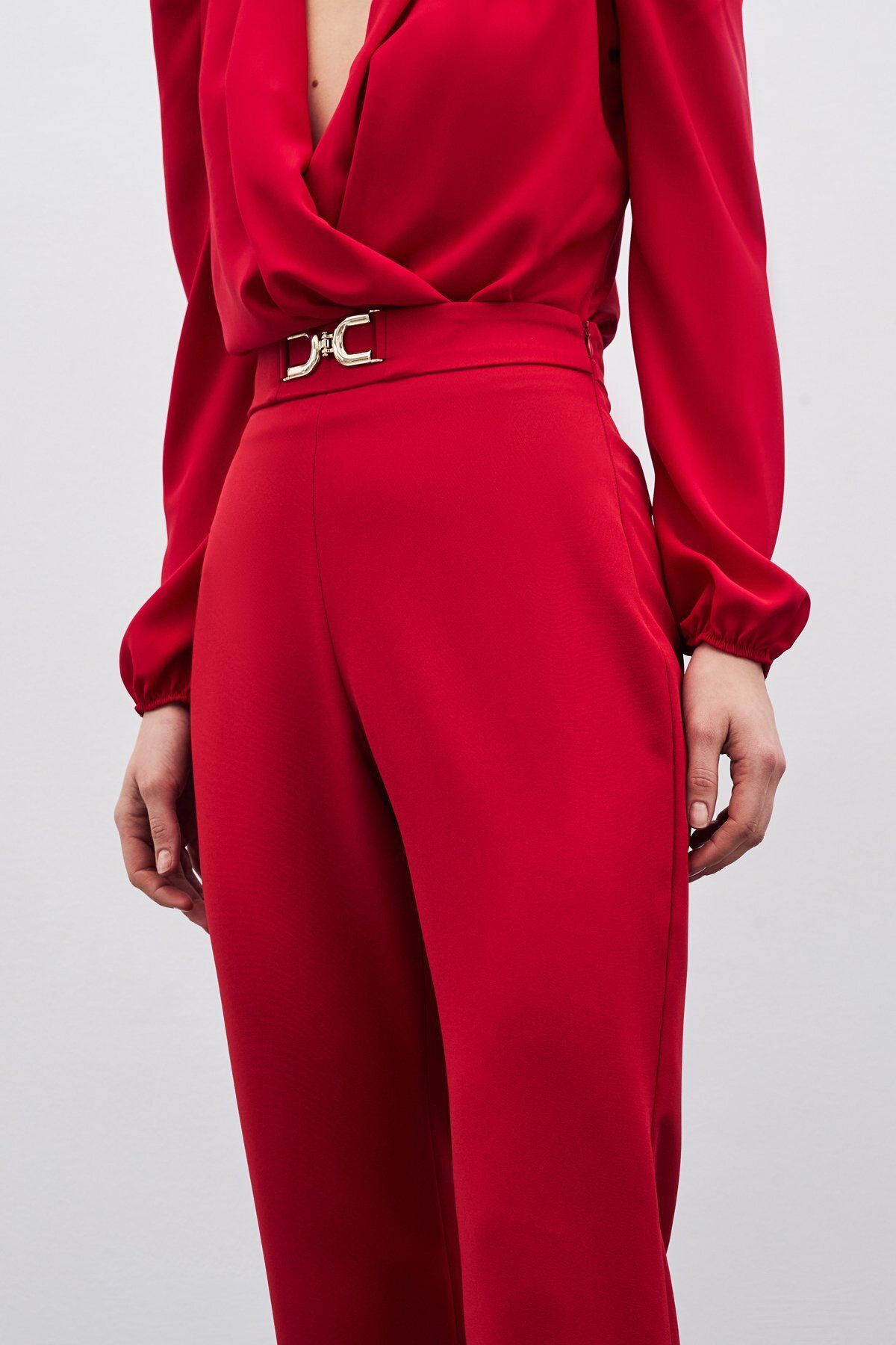 Sateen-Pantaloni roșii - cu detalii accesorii 3