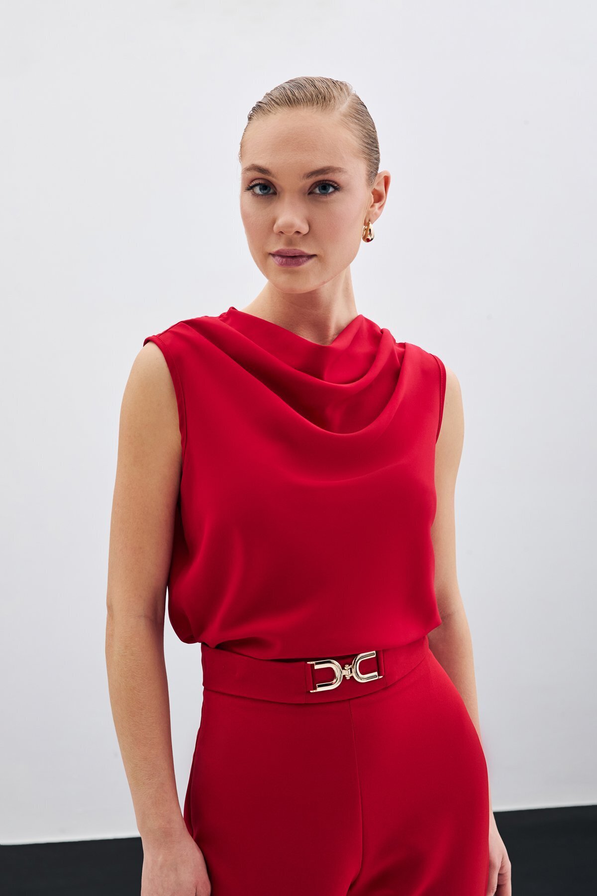 Sateen-Plunging Neck Sleeveless Blouse - Red 3