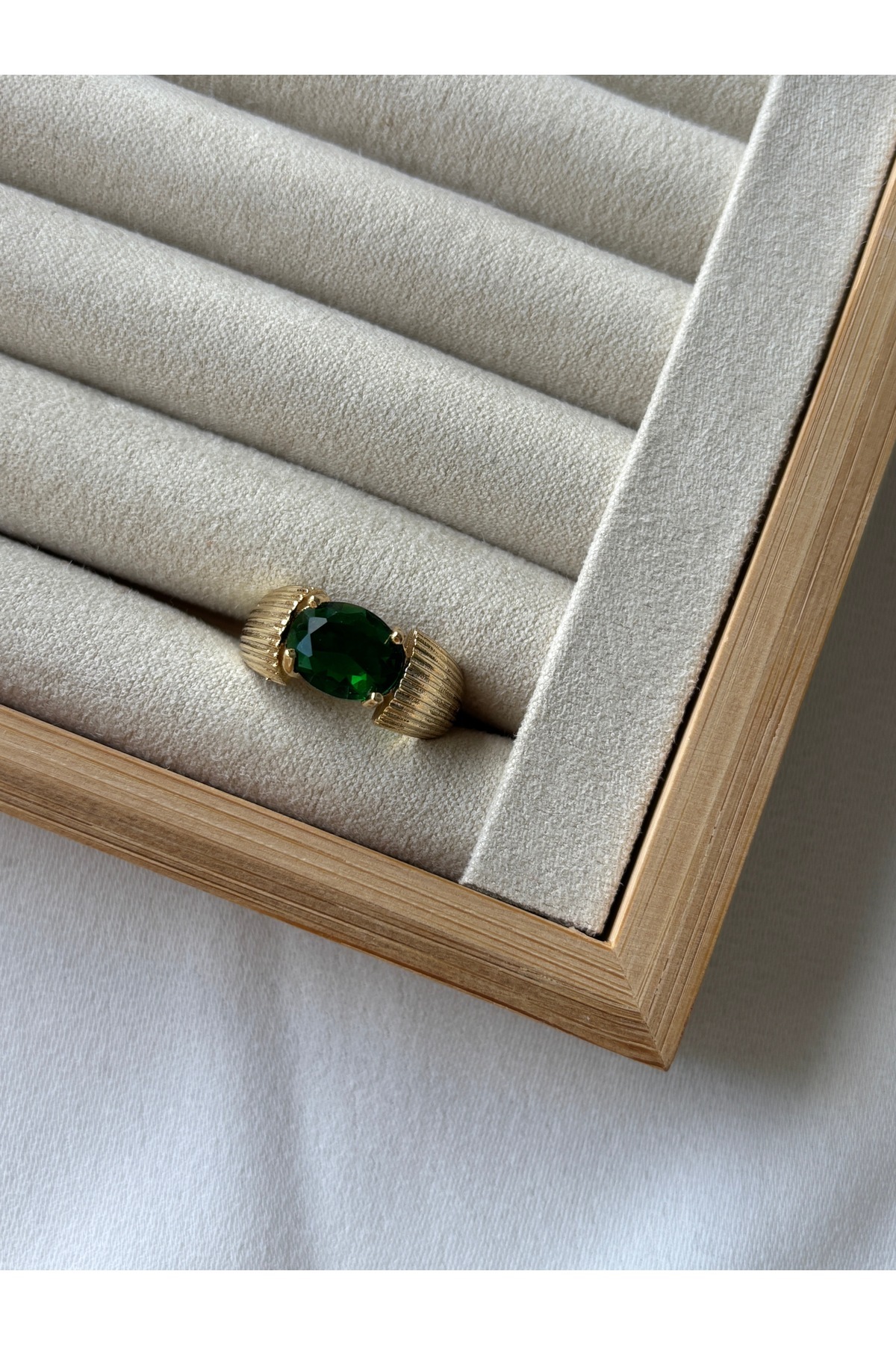 ringbox-Gold Striped Emerald Stone Ring 2