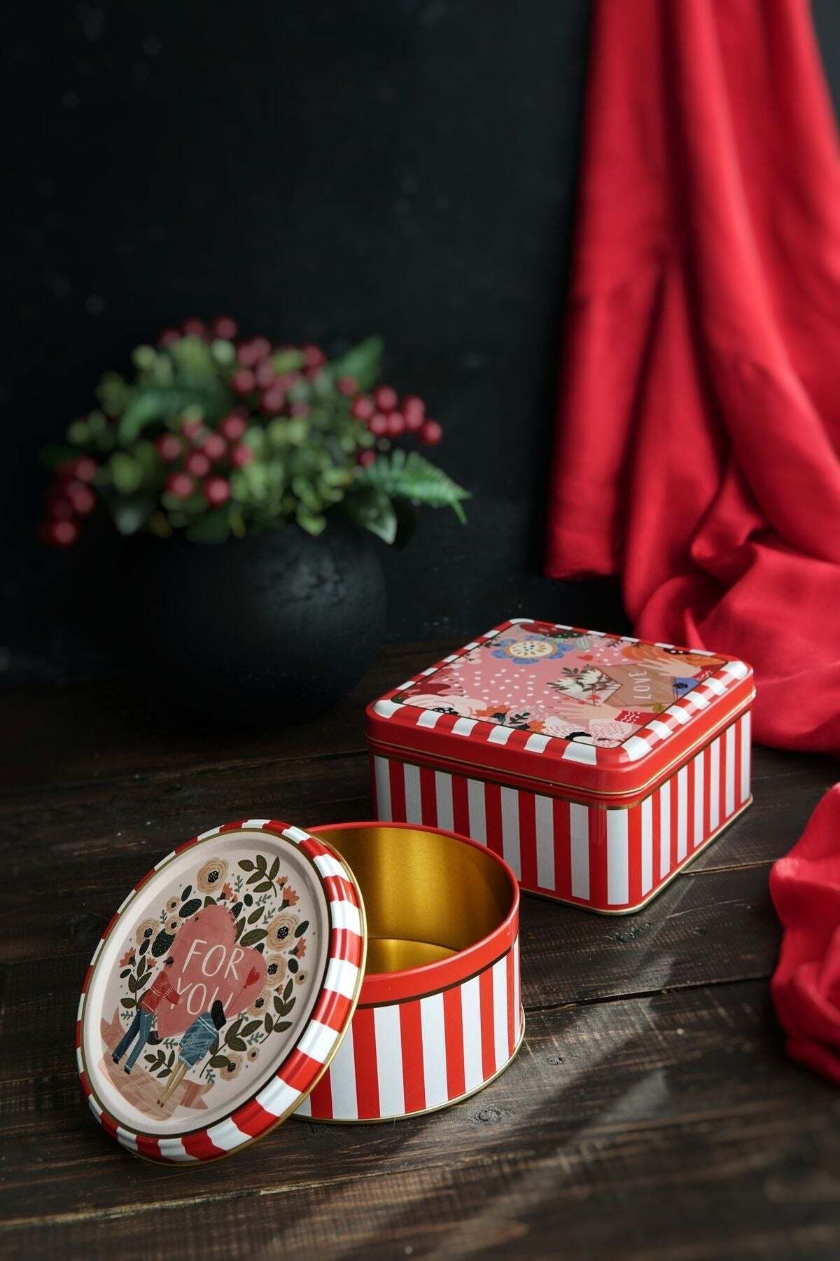 Hesaplı Kasa-Love Patterned Set of 2 Metal Storage Containers, 1.9 Lt + 1.1 Lt 1