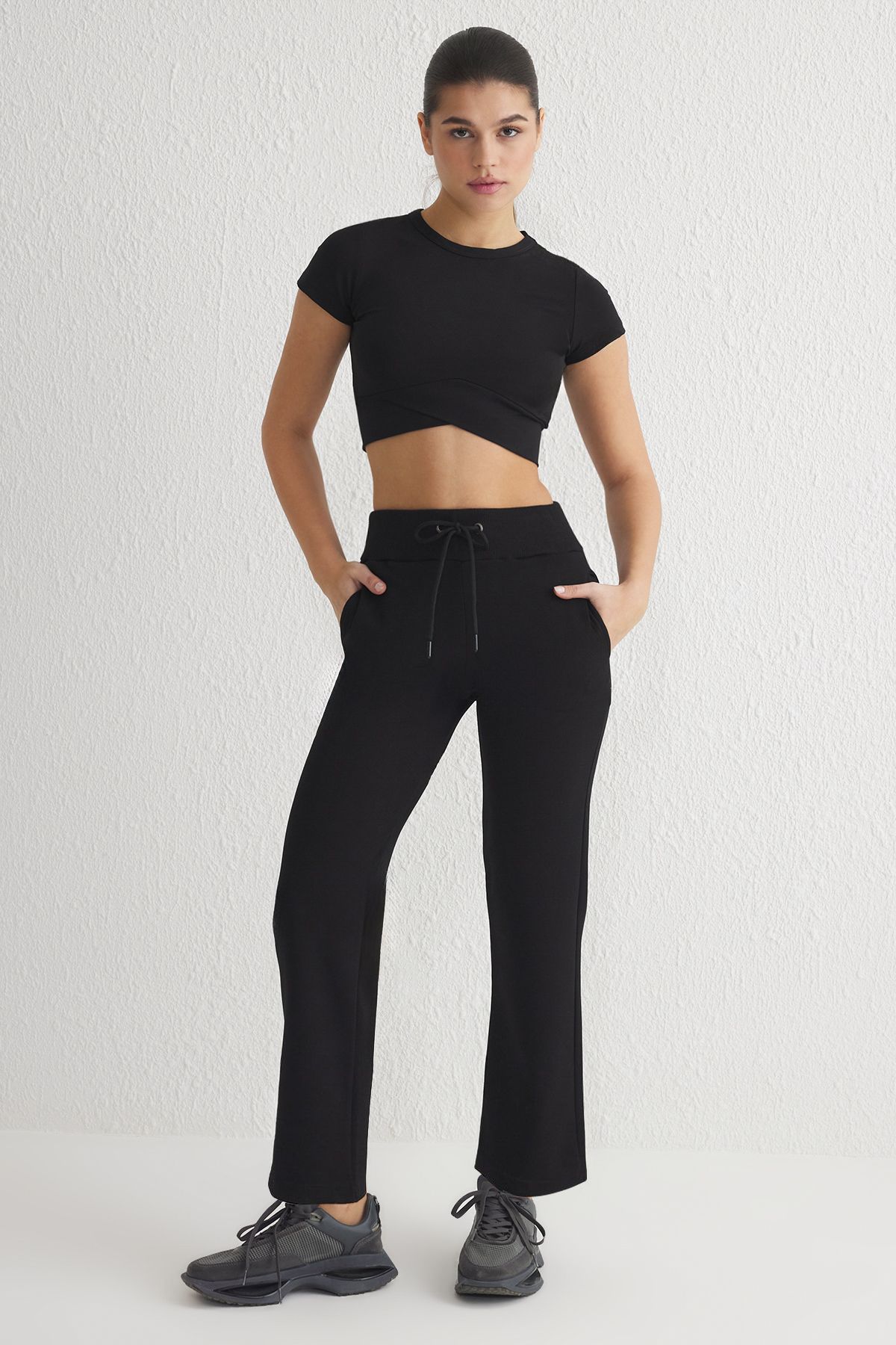 Trendyol Collection Spodnie Dresowe Scuba Fabric Black Sports Z Kieszeniami - Thmss25ea00005 Kobieta - L