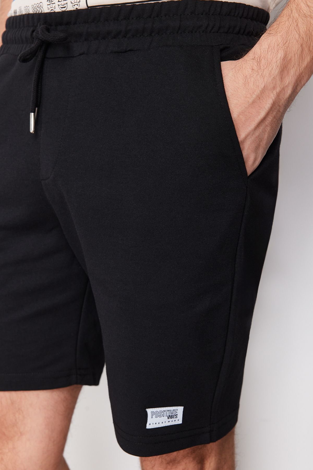 Trendyol Collection-Schwarze Baumwollshorts – Übergröße, Etikettenapplikationen, reguläre Passform TMNSS25AP00002 5