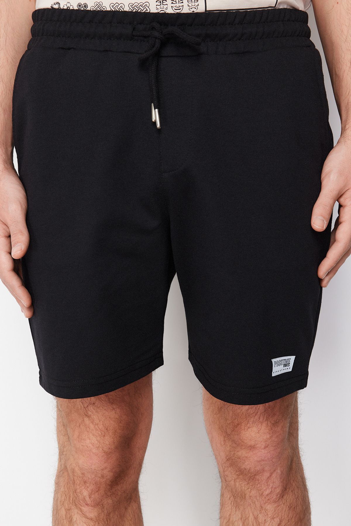 Trendyol Collection-Schwarze Baumwollshorts – Übergröße, Etikettenapplikationen, reguläre Passform TMNSS25AP00002 4