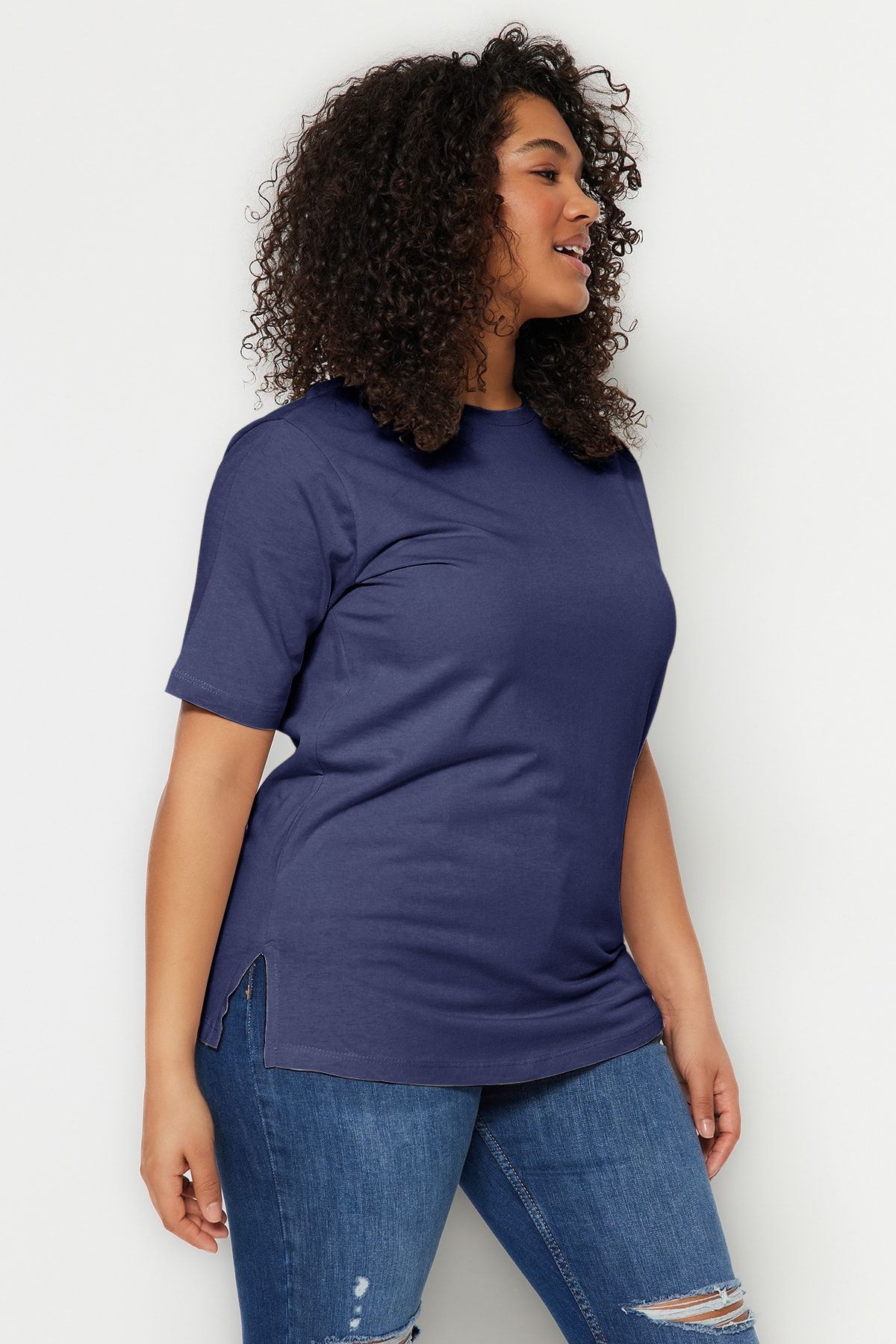 Trendyol Curve Koszulka Z Okrągłym Dekoltem Boyfriend Blue Petrol Z Rozcięciem, Wykonana W 100% Z Bawełny, Dzianinowa Kobieta - 5XL