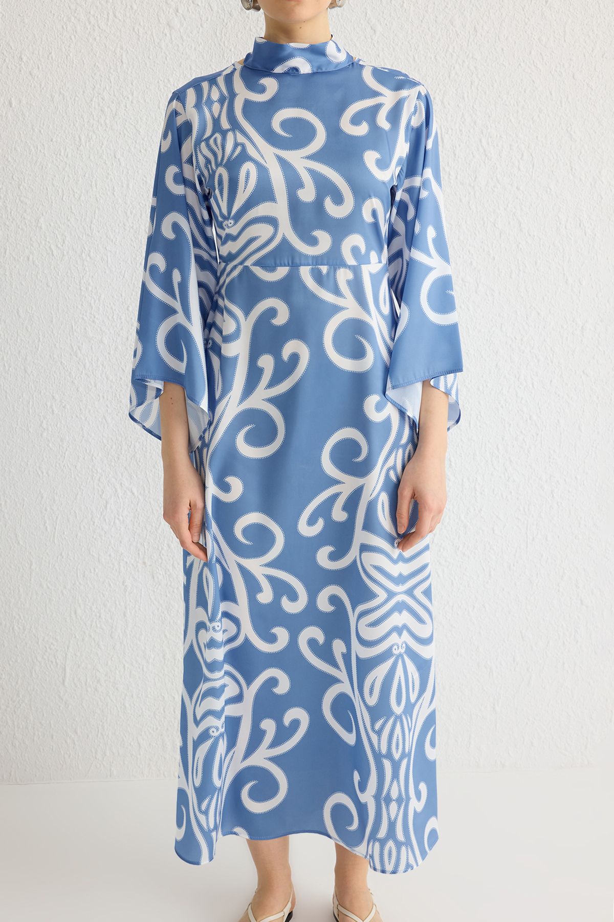 Trendyol Modest-Blaues, gemustertes, gewebtes Abendkleid aus Satin mit Schnürung am Rücken, TCTSS24DB00017 3