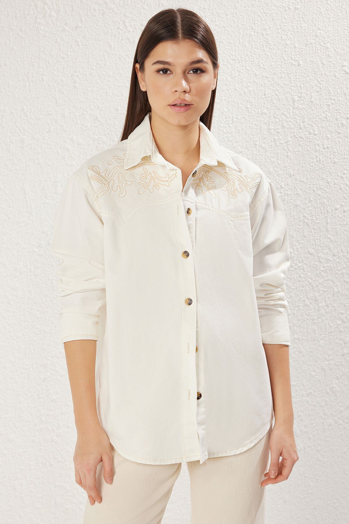 Trendyol Collection Ecru Haftowana Koszula Jeansowa Oversize Twoss25go00074 Kobieta - XS